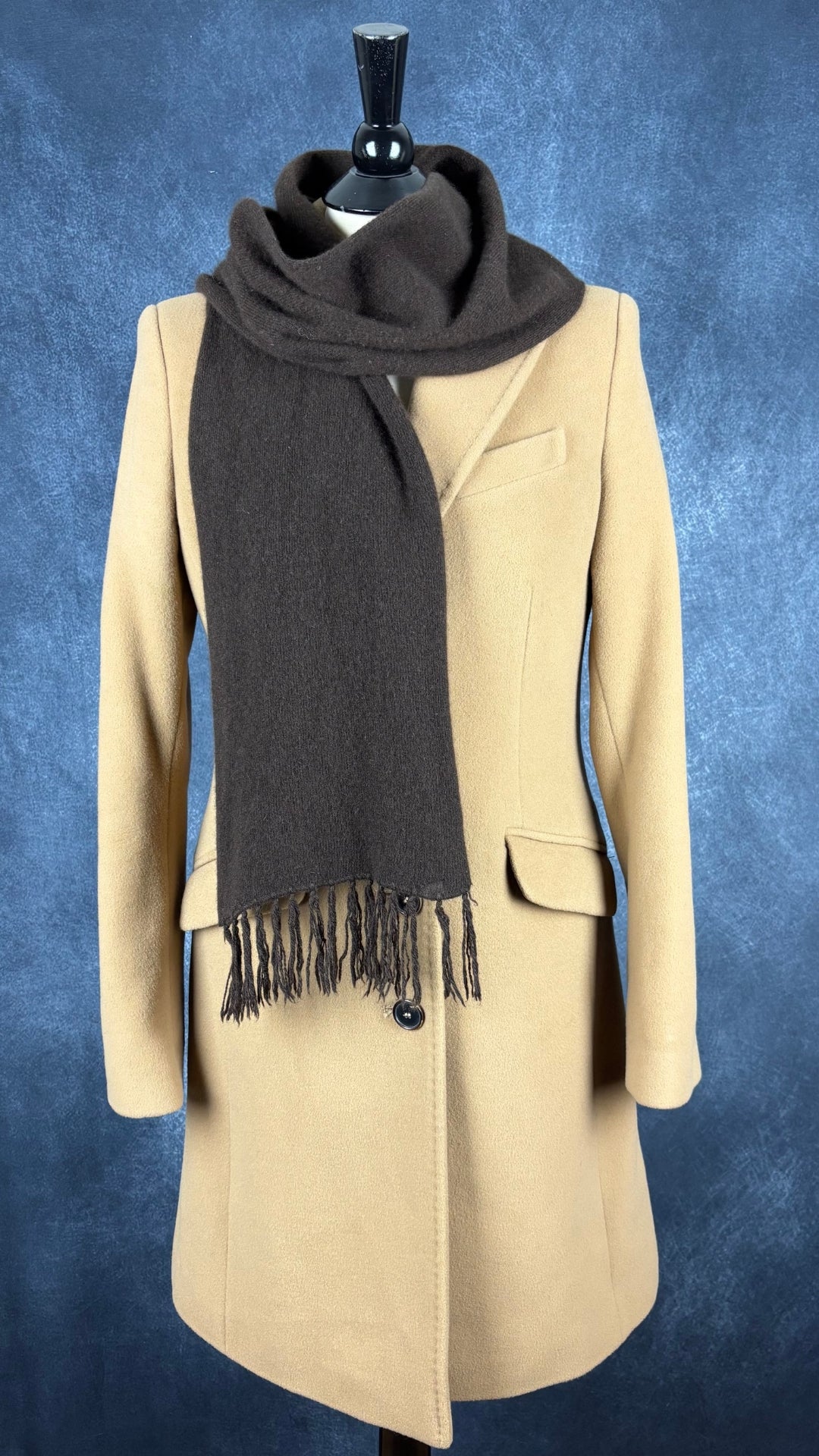 Manteau chameau en mélange de laine Esprit, taille 6. Vue de l'agencement avec le foulard brun foncé en cachemire.