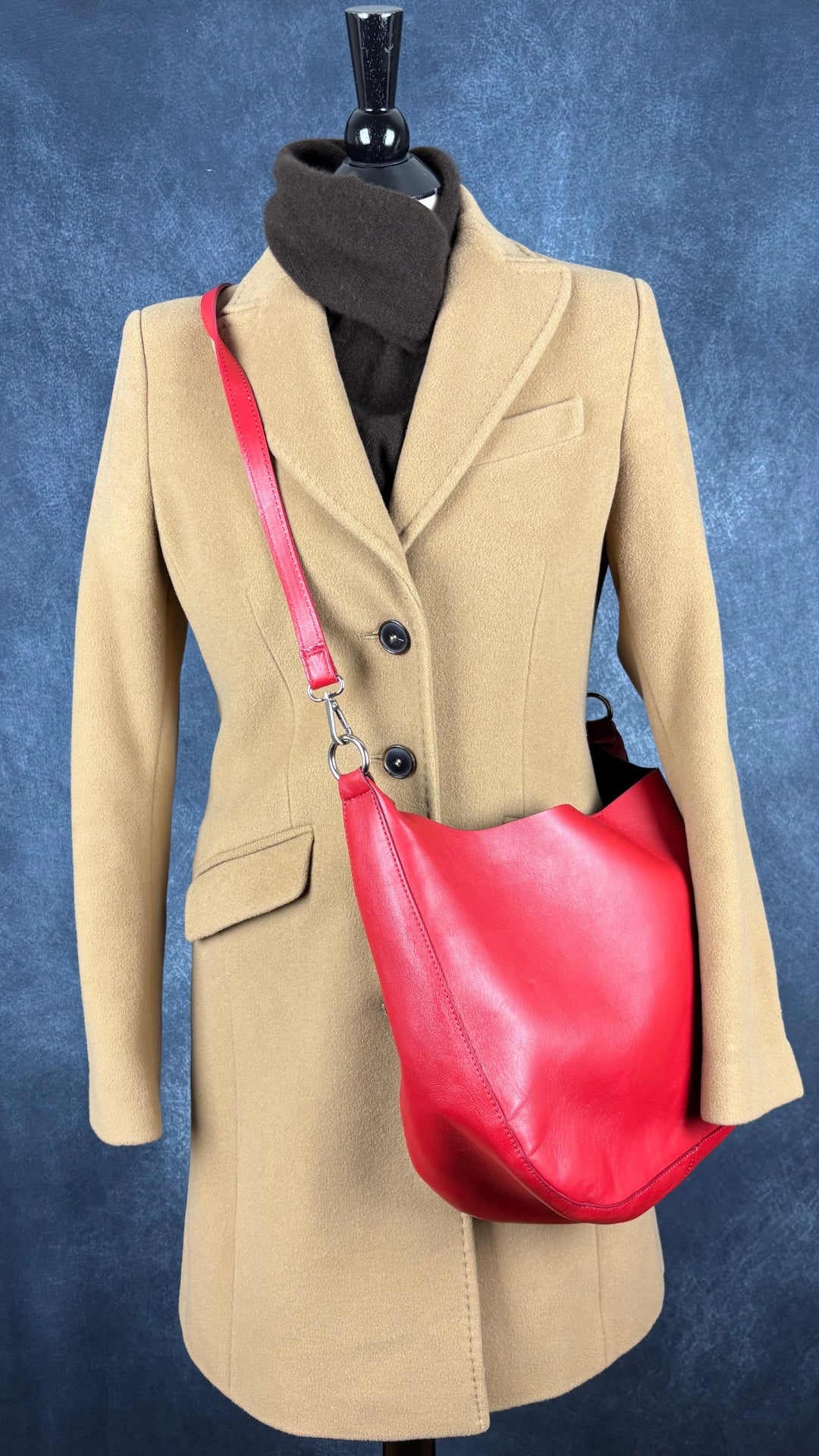 Manteau chameau en mélange de laine Esprit, taille 6. Vue de l'agencement avec le sac à main en cuir rouge et le foulard en cachemire brun foncé.