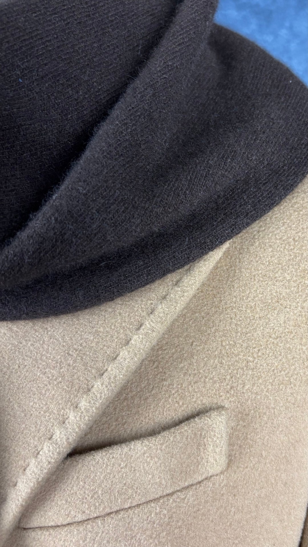 Manteau chameau en mélange de laine Esprit, taille 6. Vue de près du mélange cachemire et laine (manteau et foulard).