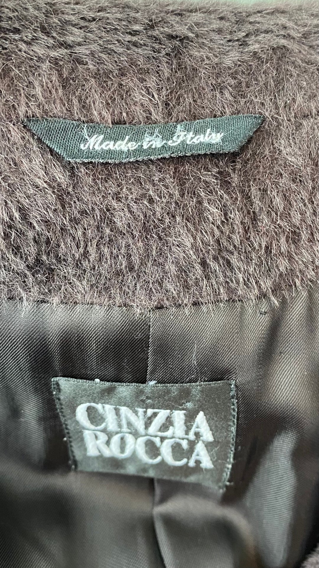Manteau mi-long chocolat Cinzia Rocca, taille 12 (large et plus). Vue de l'étiquette de marque.