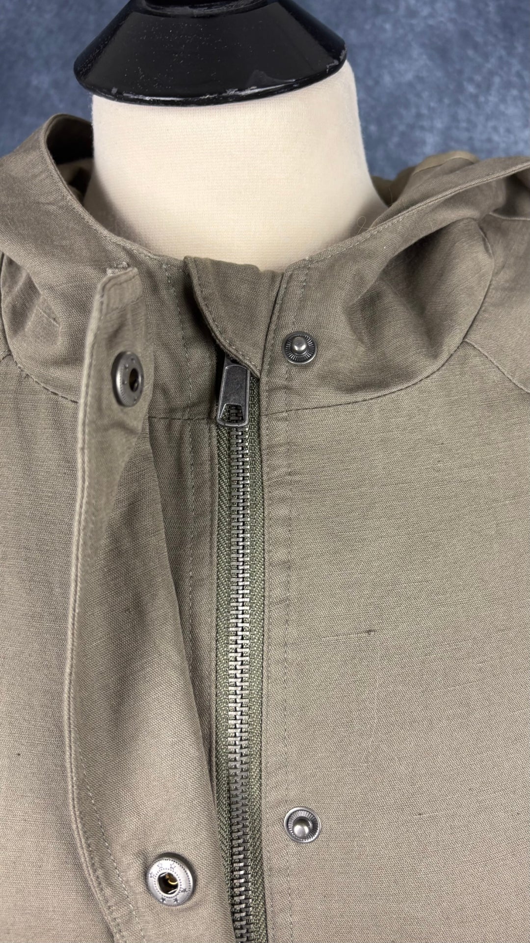 Manteau mi-long style trench en coton et lin kaki Frank + Oak, taille medium. Vue de près des boutons-pression.