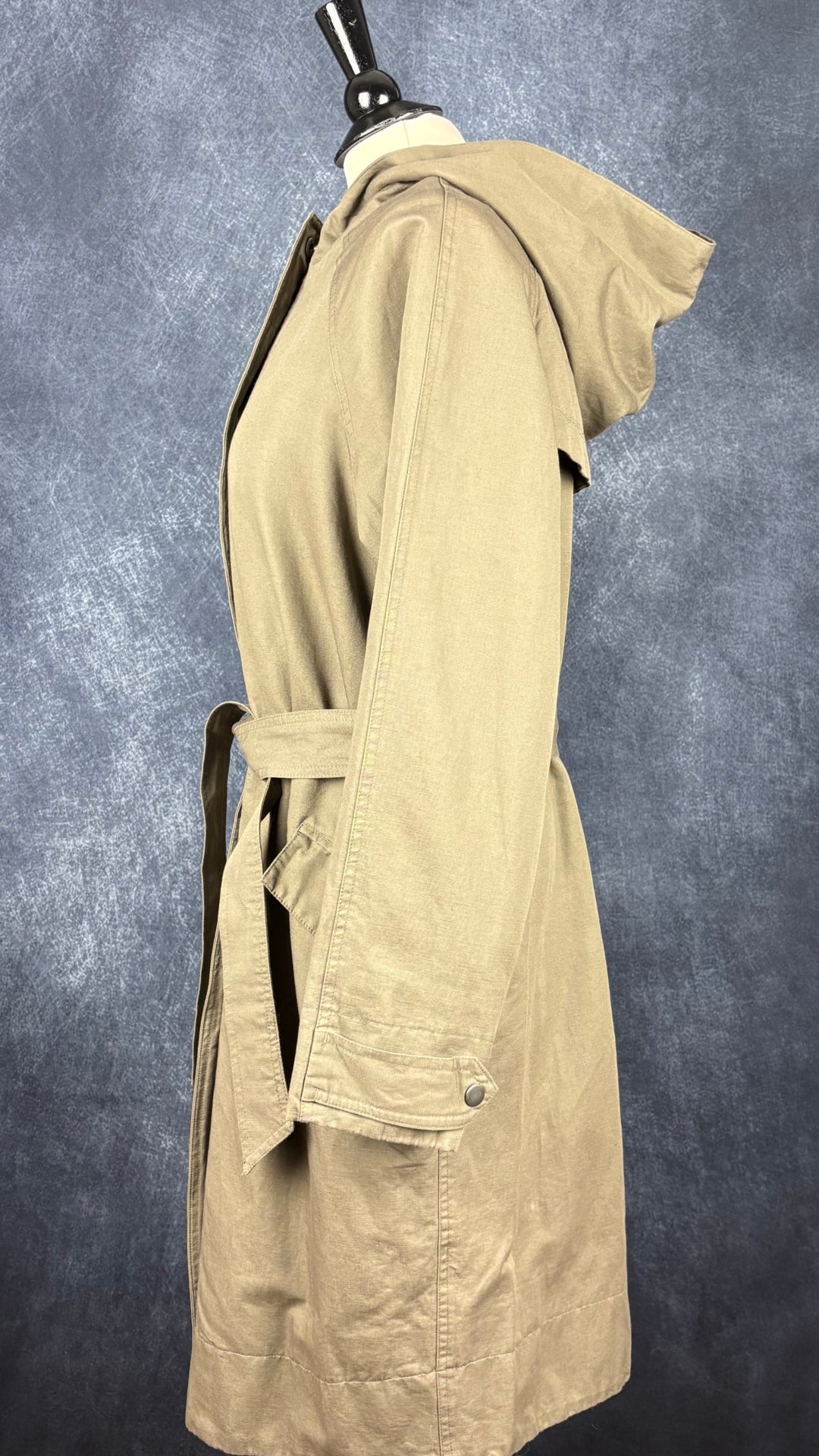 Manteau mi-long style trench en coton et lin kaki Frank + Oak, taille medium. Vue de côté.