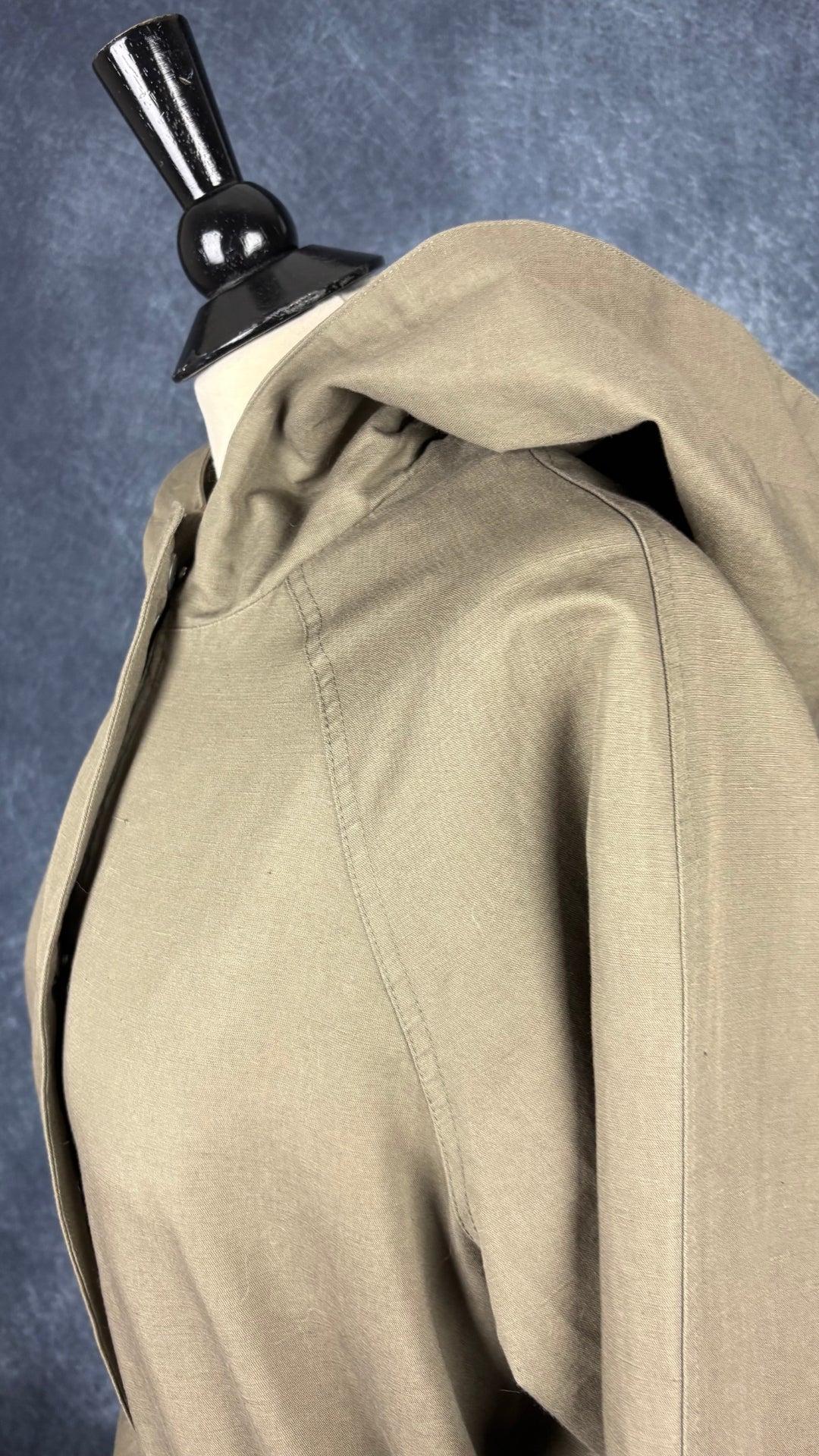 Manteau mi-long style trench en coton et lin kaki Frank + Oak, taille medium. Vue de l'encolure.