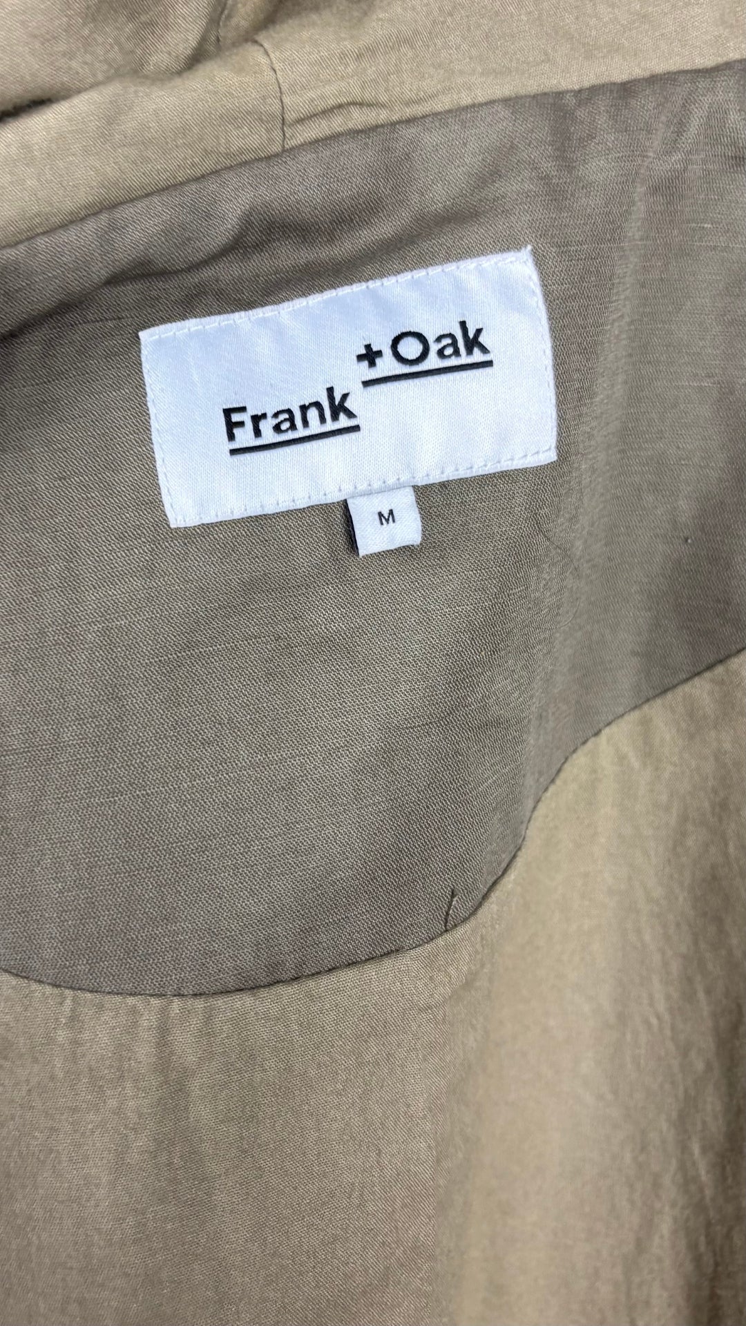 Manteau mi-long style trench en coton et lin kaki Frank + Oak, taille medium. Vue de l'étiquette.