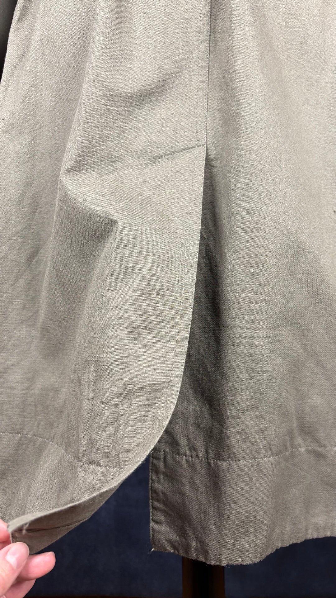 Manteau mi-long style trench en coton et lin kaki Frank + Oak, taille medium. Vue de la fente d'aisance au dos.