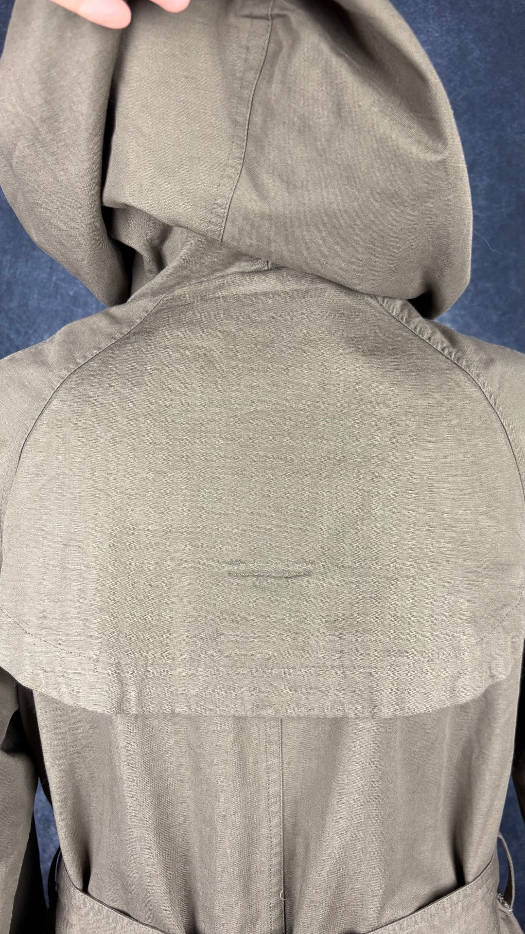 Manteau mi-long style trench en coton et lin kaki Frank + Oak, taille medium. Vue du haut du dos (rabat-tempête et capuchon).
