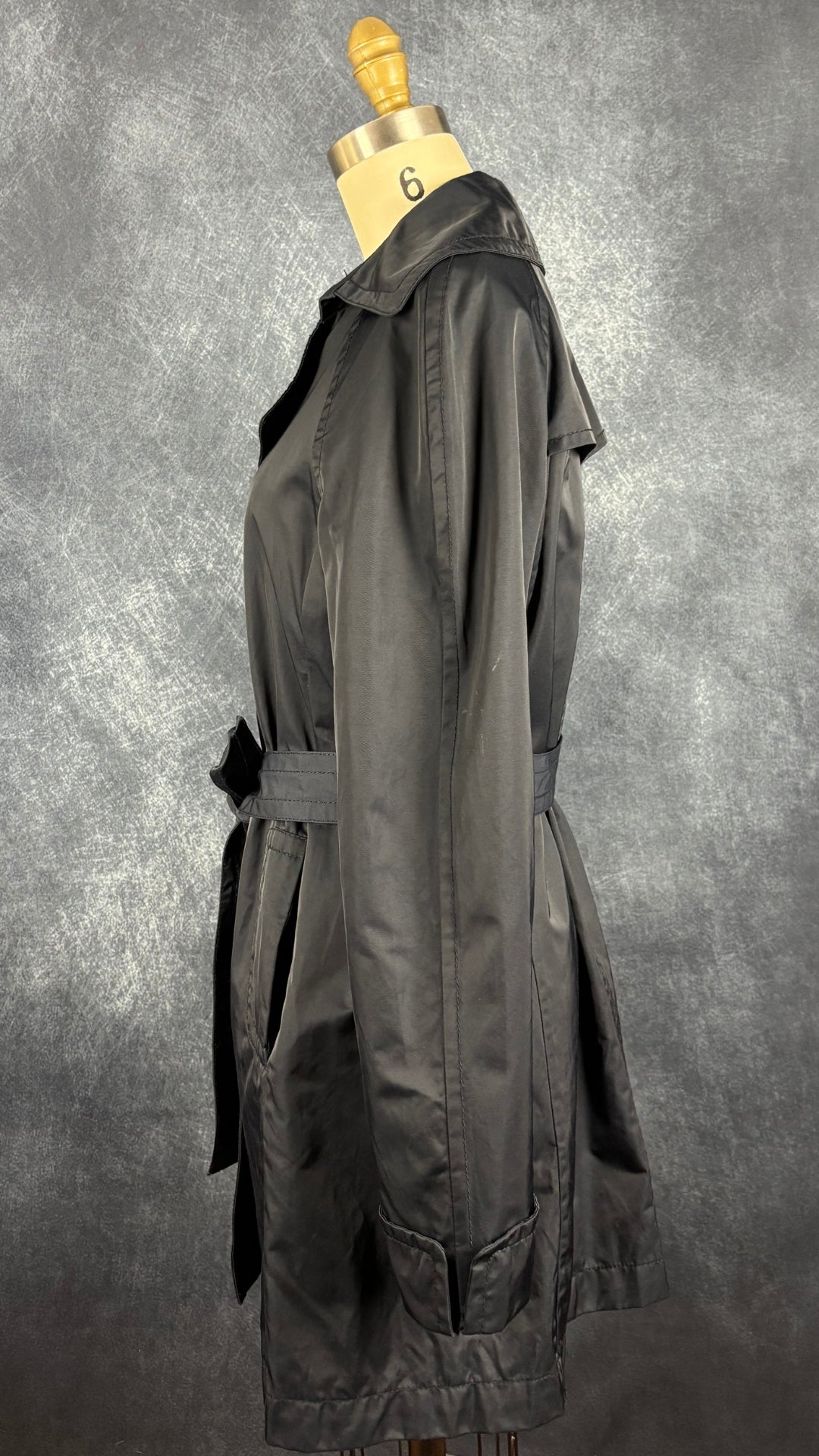 Manteau mi-long style trench marine foncé Olsen Europe, taille 6. Vue de côté.