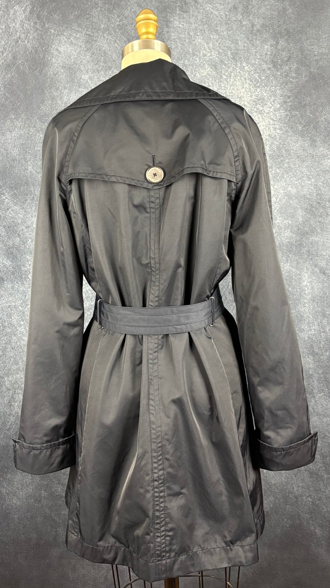 Manteau mi-long style trench marine foncé Olsen Europe, taille 6. Vue de dos.