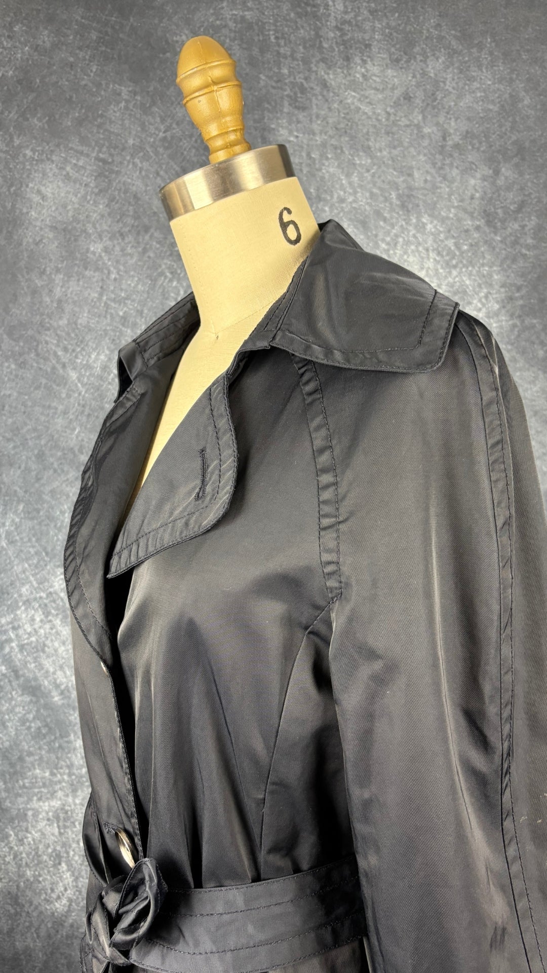 Manteau mi-long style trench marine foncé Olsen Europe, taille 6. Vue de l'encolure.