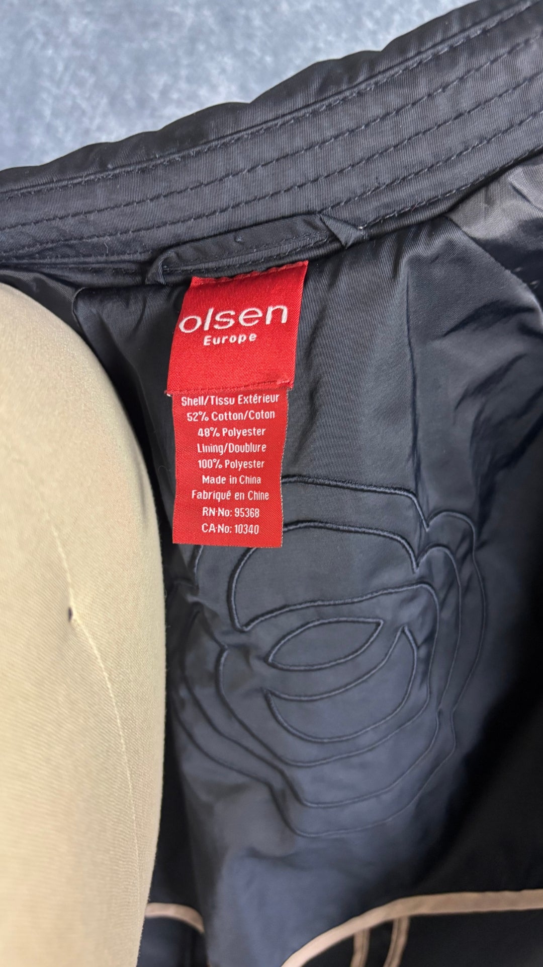 Manteau mi-long style trench marine foncé Olsen Europe, taille 6. Vue de l'étiquette.