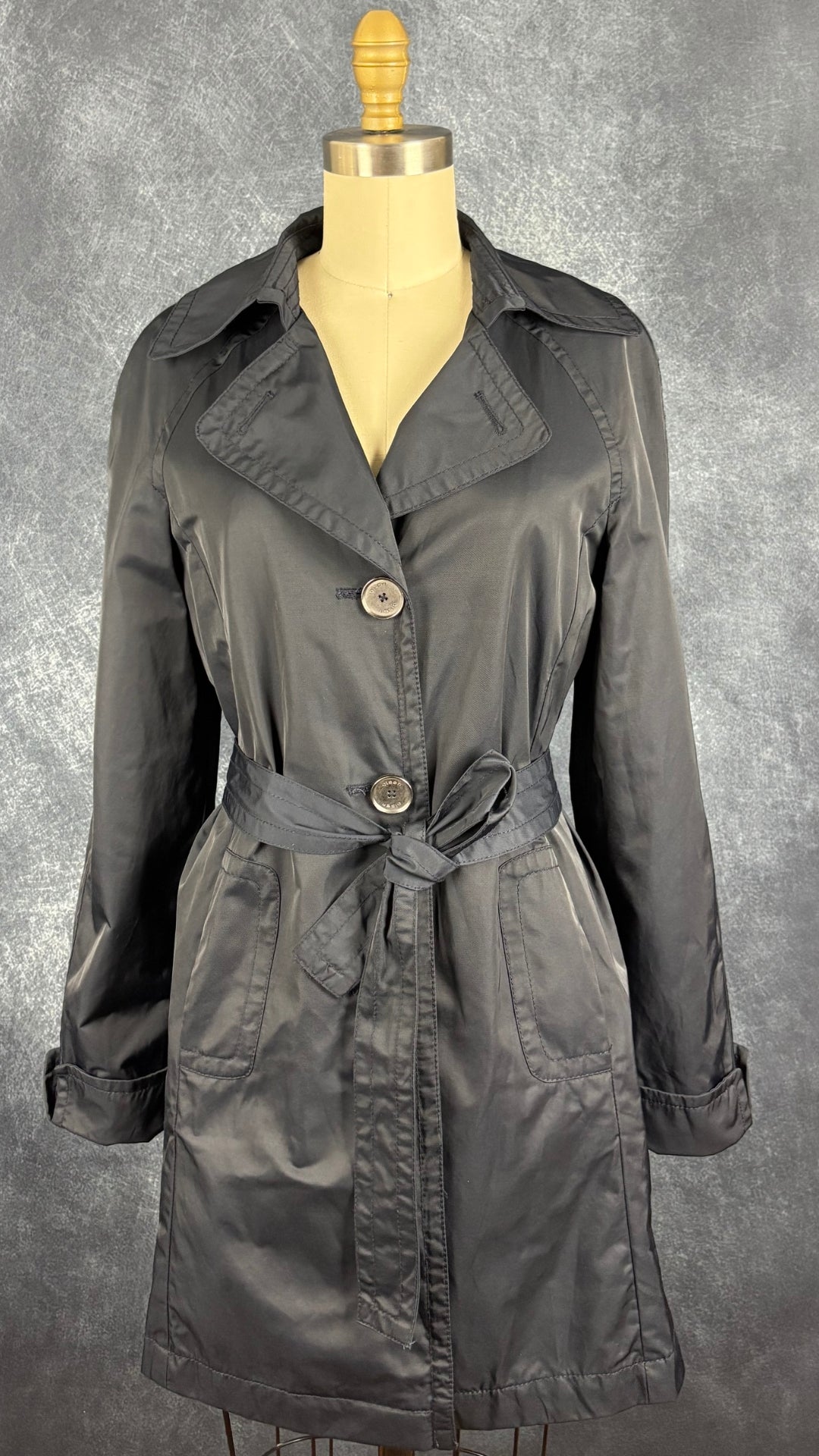 Manteau mi-long style trench marine foncé Olsen Europe, taille 6. Vue de face.