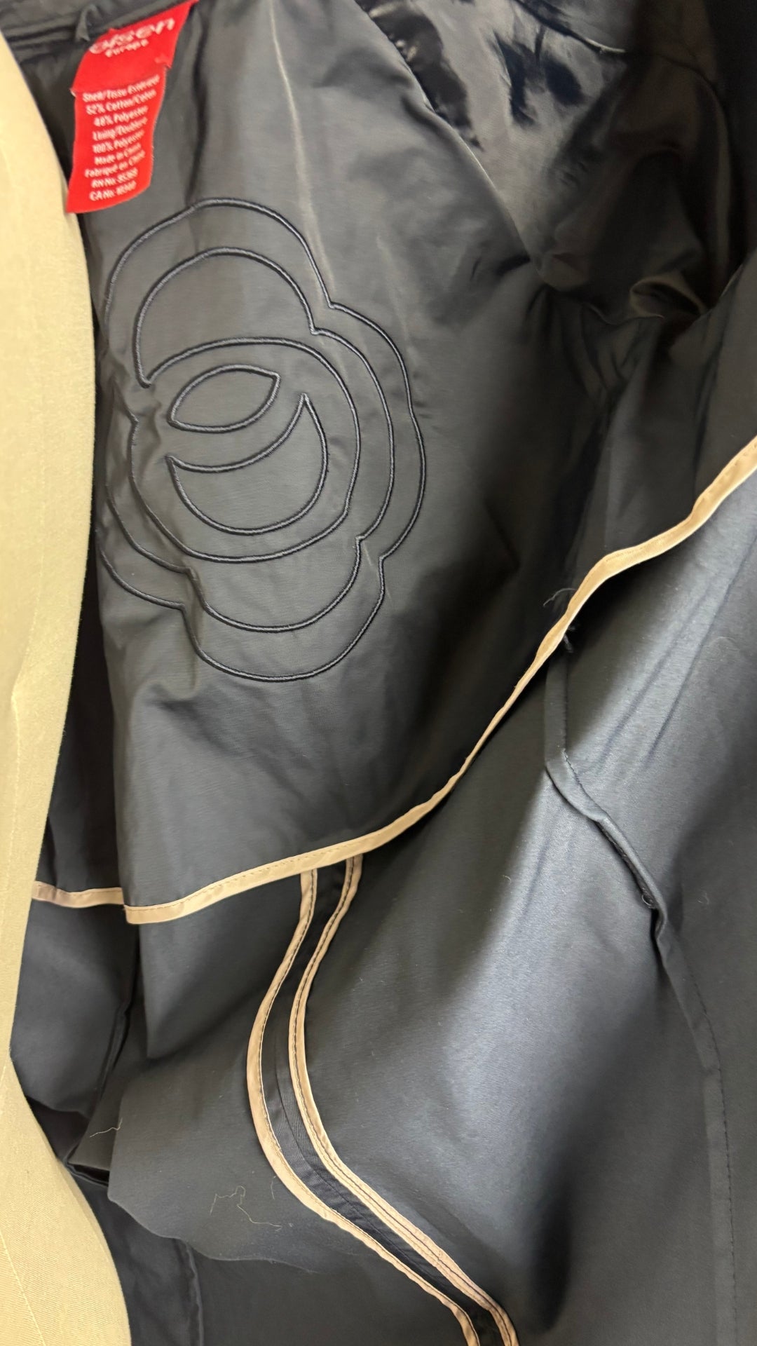 Manteau mi-long style trench marine foncé Olsen Europe, taille 6. Vue de près de la finition intérieure du manteau.