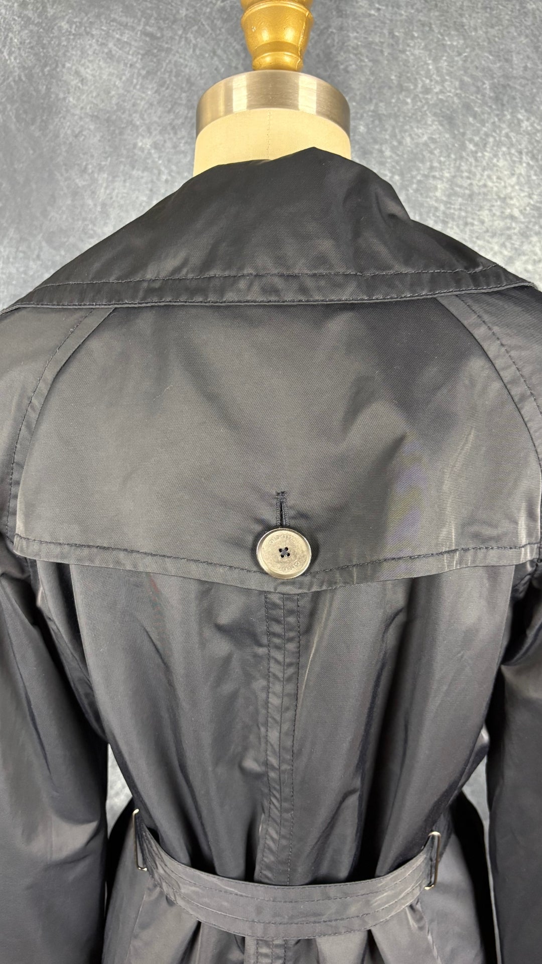 Manteau mi-long style trench marine foncé Olsen Europe, taille 6. Vue de près du haut du dos.