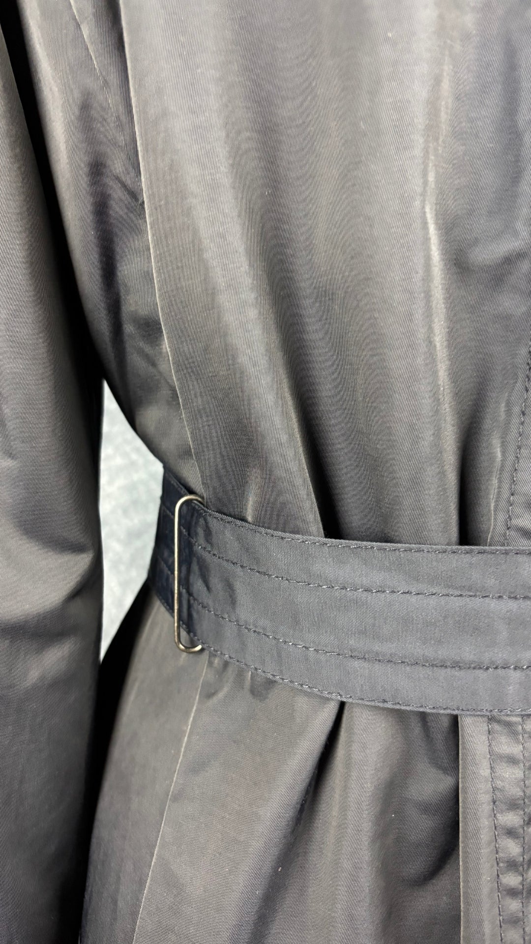 Manteau mi-long style trench marine foncé Olsen Europe, taille 6. Vue de près des passants de ceinture.