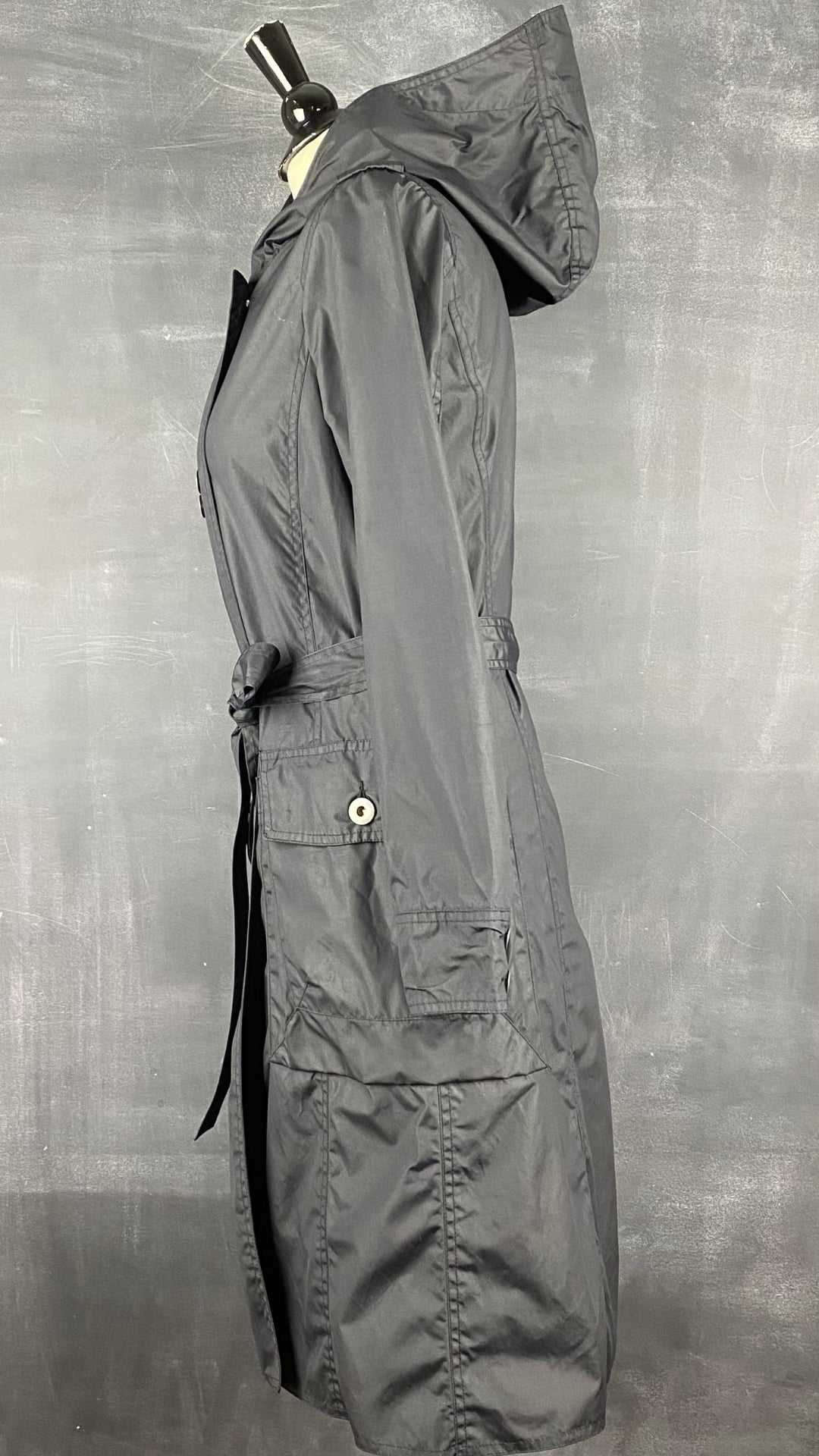 Manteau noir imperméable style trench M0851, taille 2 (xxs-xs-s). Vue de côté.
