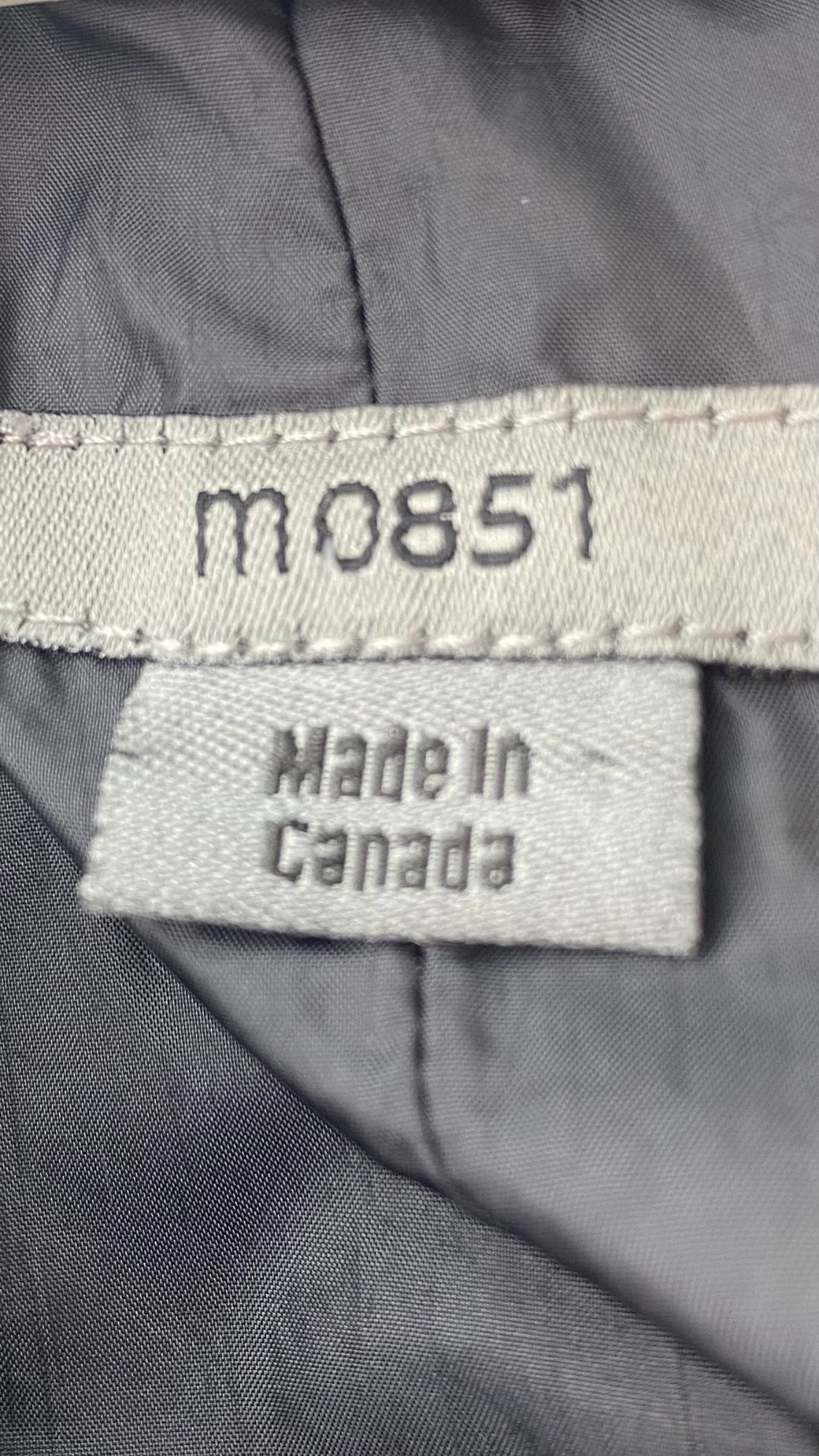 Manteau noir imperméable style trench M0851, taille 2 (xxs-xs-s). Vue de l'étiquette de marque.