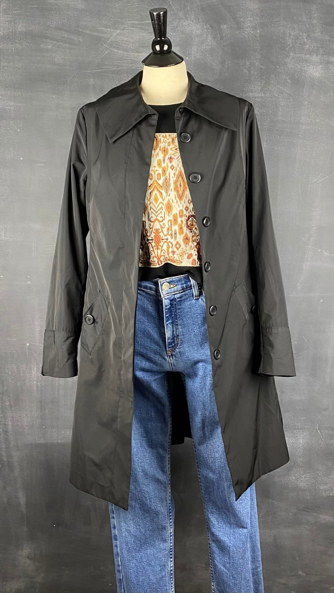 Manteau noir printanier Tristan, taille s/m. Vue de l'agencement avec un t-shirt et un jeans.