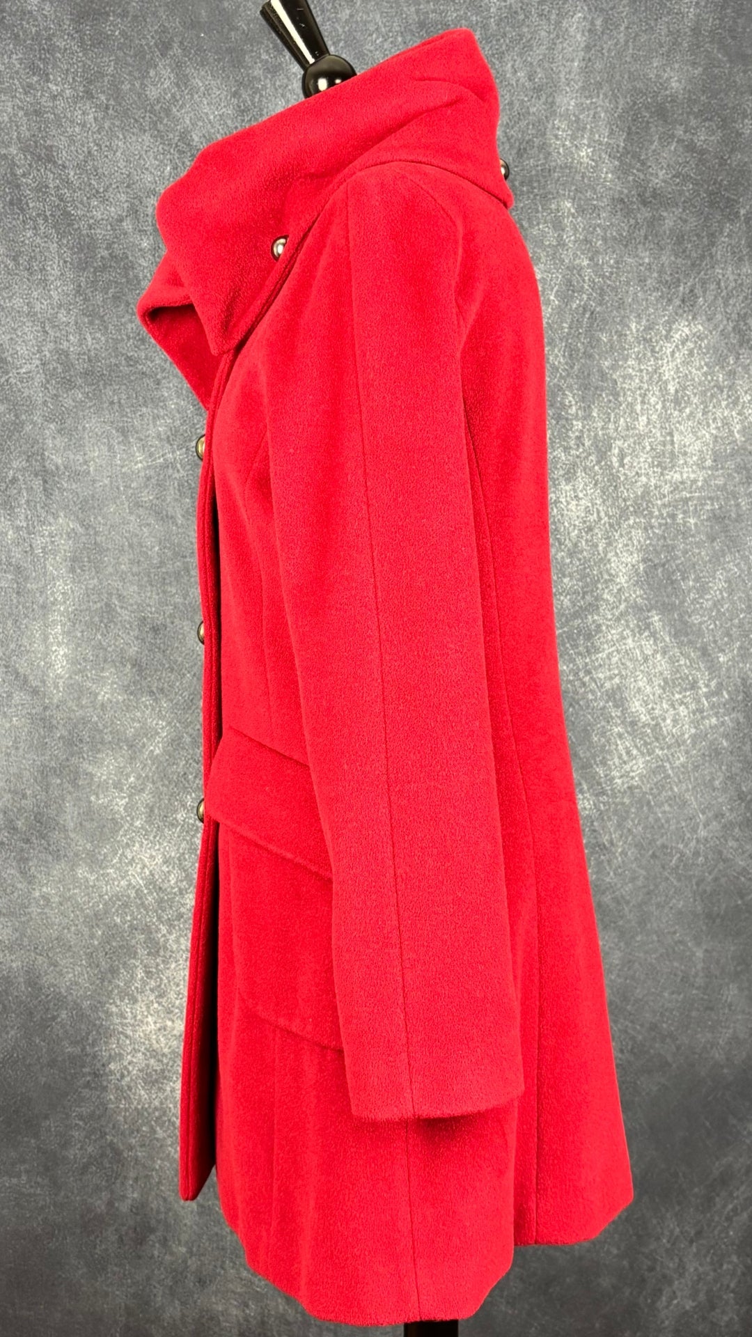 Manteau rouge en mélange de laine à col malléable Zapa, taille 42 (estimée à small/medium). Vue de côté.