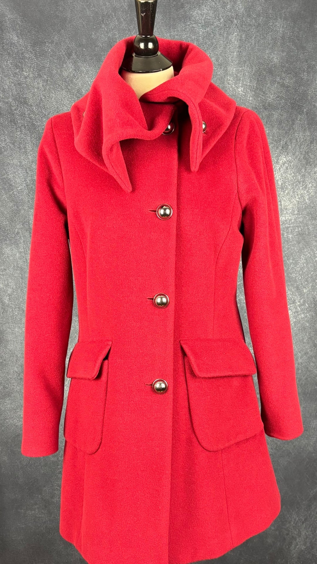 Manteau rouge en mélange de laine à col malléable Zapa, taille 42 (estimée à small/medium). Vue de face. 