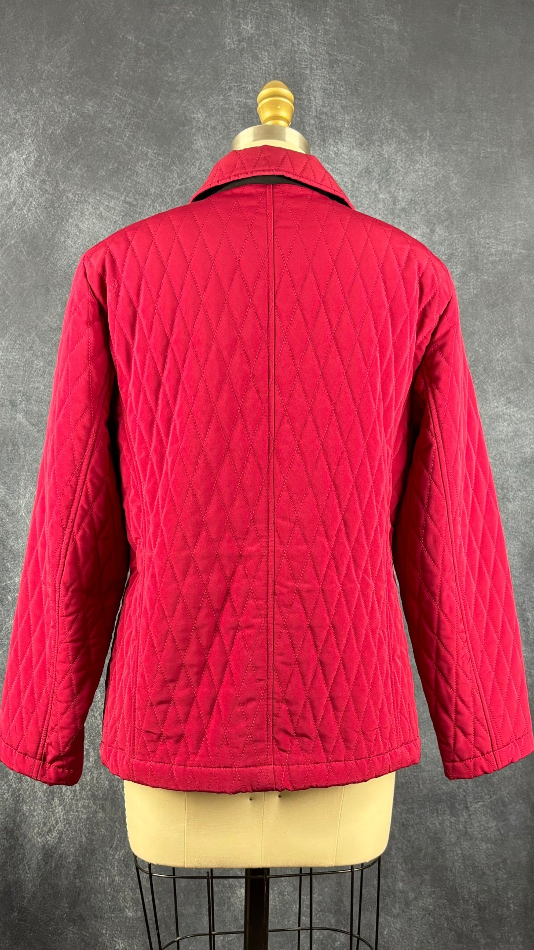 Manteau rouge matelassé Liz Clairborne, taille xs/s. Vue de dos.