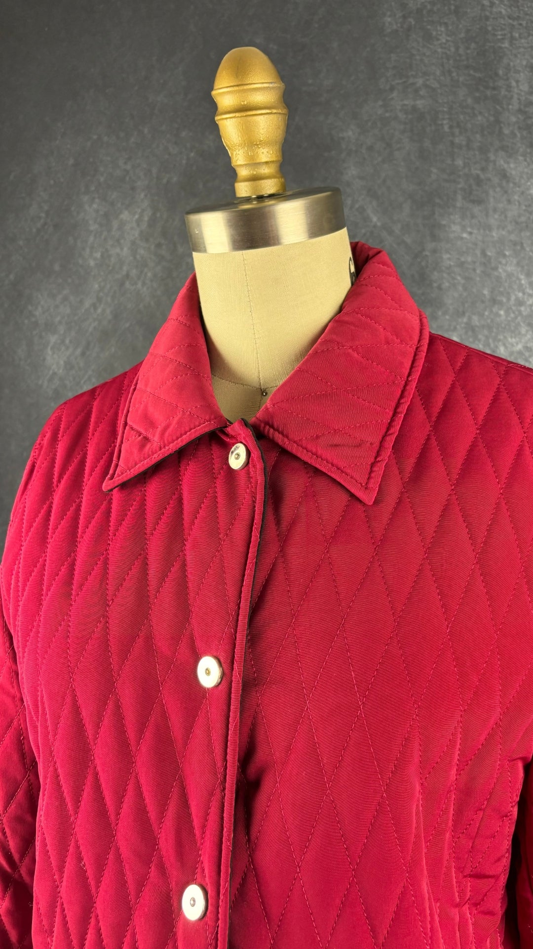 Manteau rouge matelassé Liz Clairborne, taille xs/s. Vue de l'encolure.