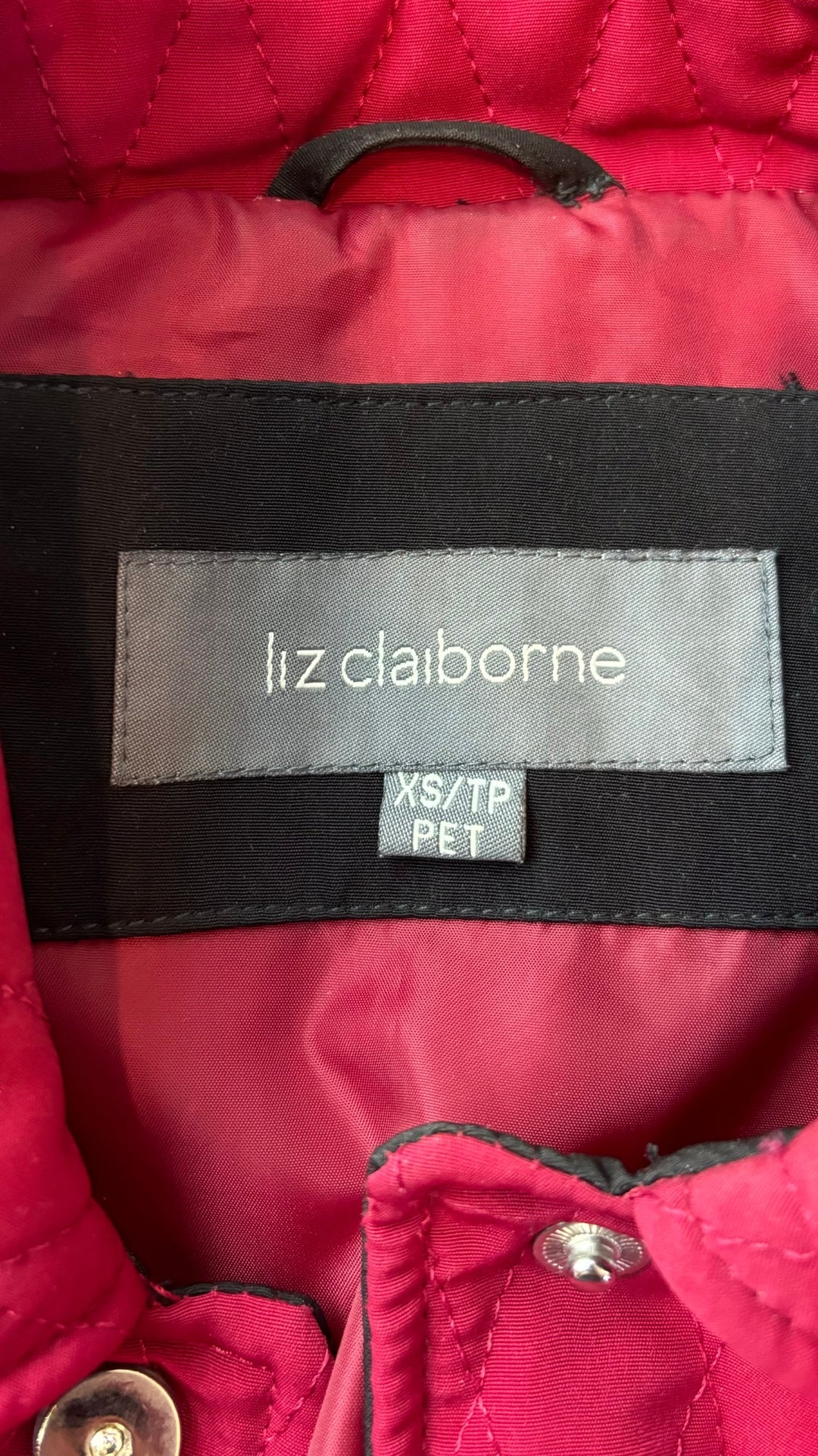 Manteau rouge matelassé Liz Clairborne, taille xs/s. Vue de l'étiquette.