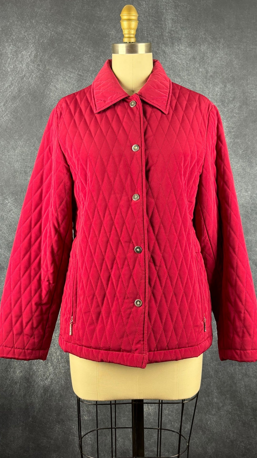 Manteau rouge matelassé Liz Clairborne, taille xs/s. Vue de face.