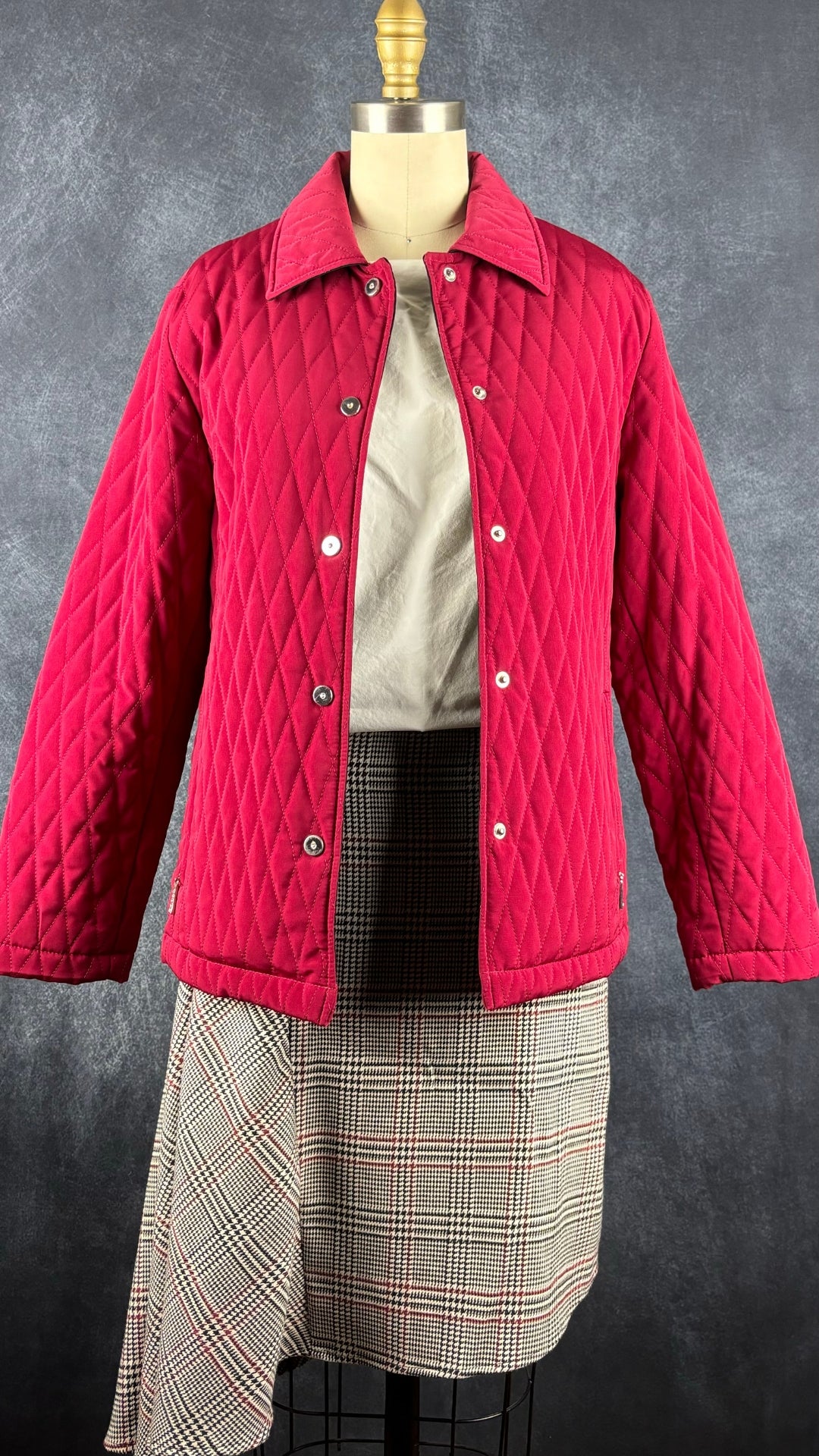 Manteau rouge matelassé Liz Clairborne, taille xs/s. Vue de l'agencement avec la jupe à carreaux Imperial et la blouse en coton à épaules dégagées.