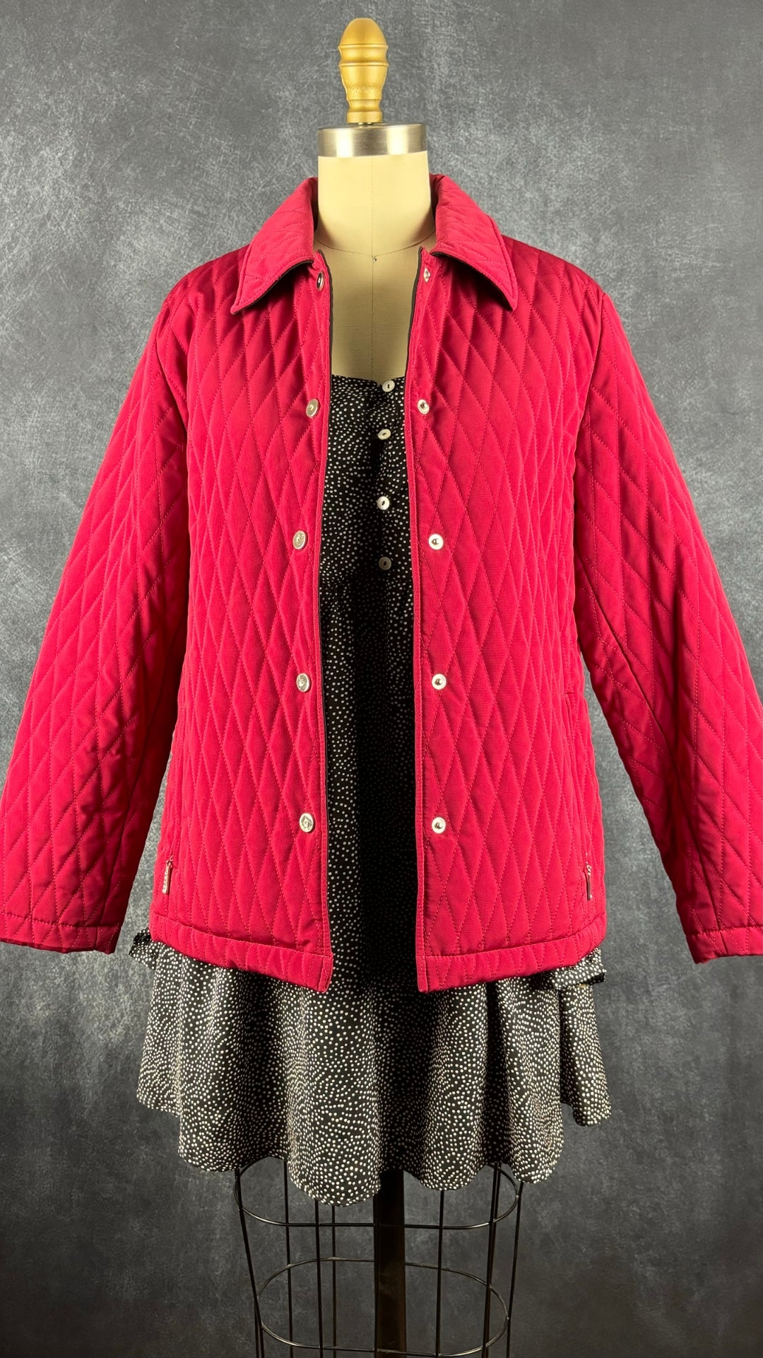 Manteau rouge matelassé Liz Clairborne, taille xs/s. Vue de l'agencement avec la robe noire à pois.