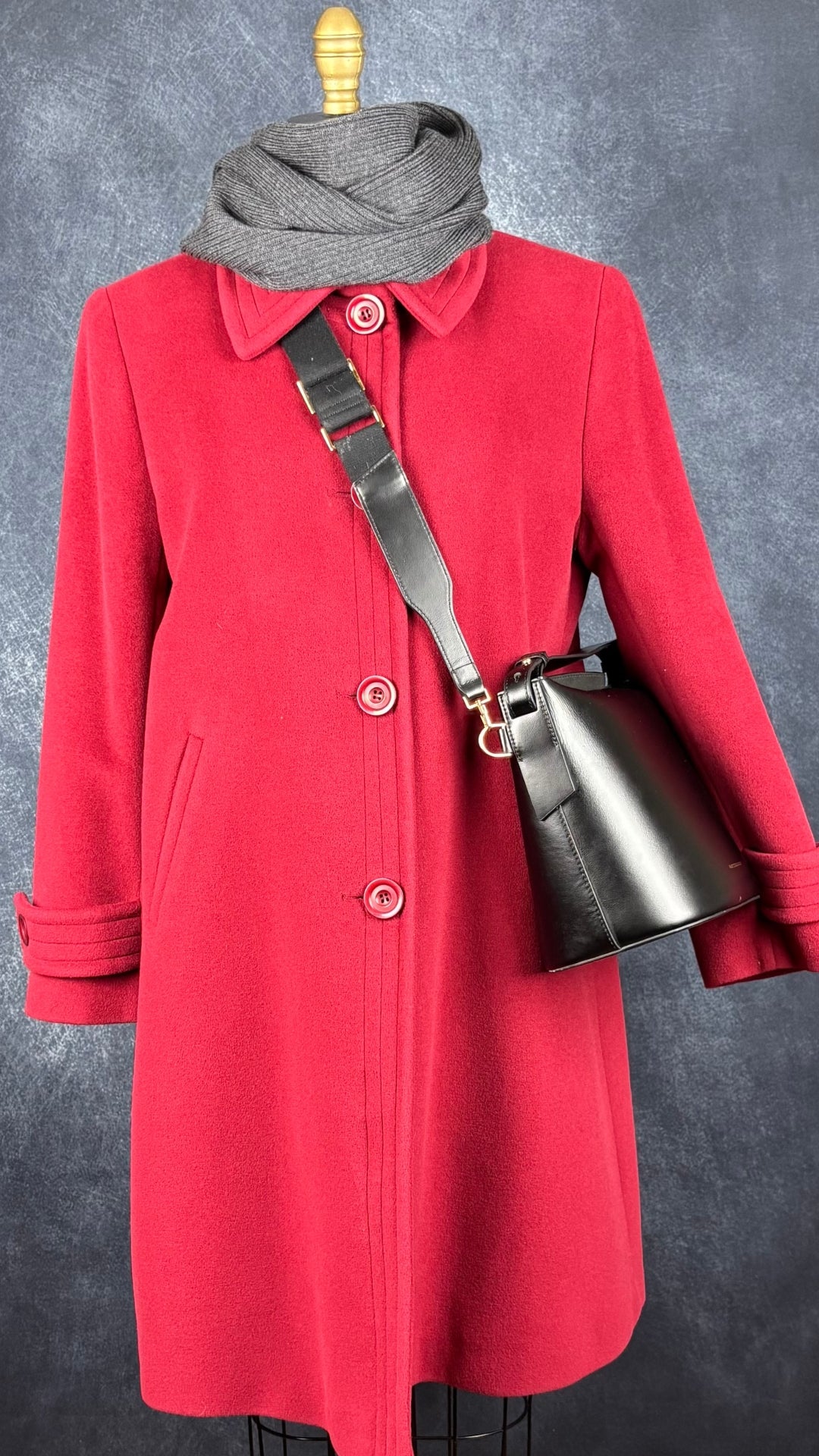 Manteau rouge mi-long en angora et laine d'agneau Mallia, taille 8 (s/m). Vue de l'agencement avec le foulard gris Boss et le sac à main Want les Essentiels.