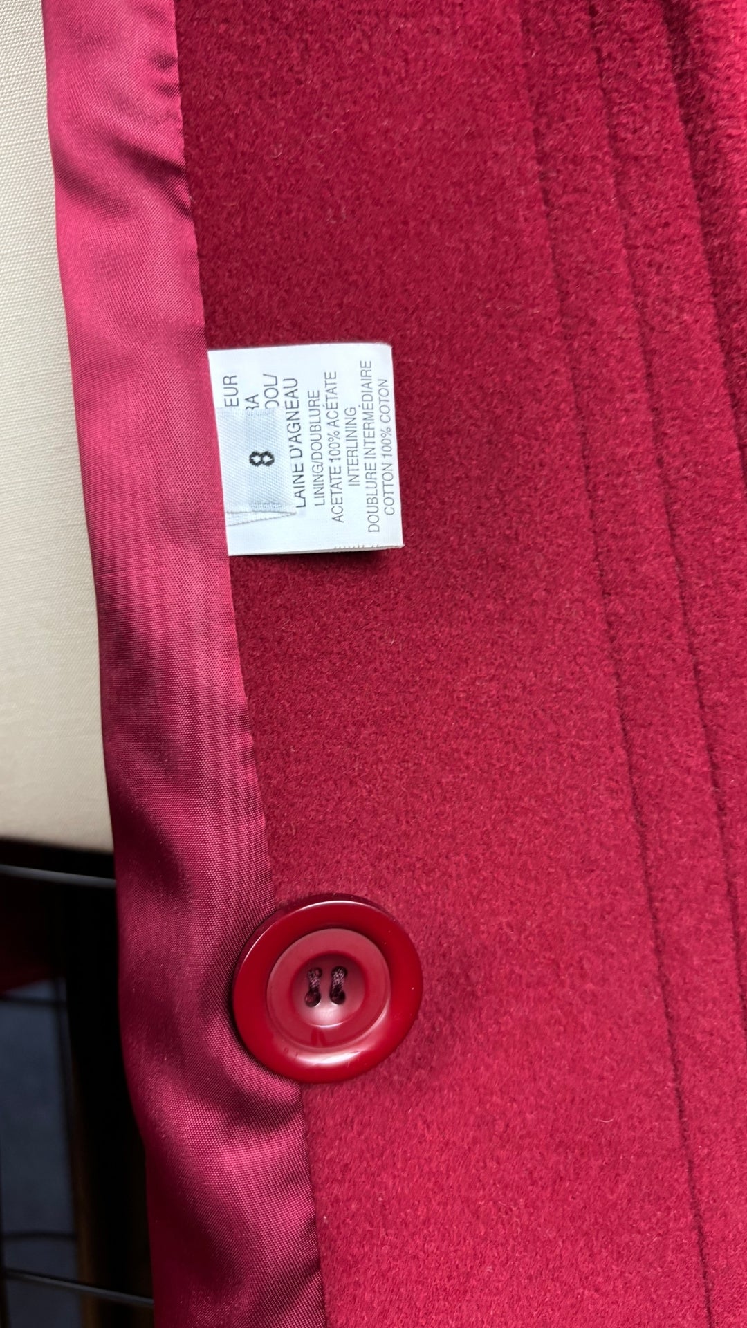 Manteau rouge mi-long en angora et laine d'agneau Mallia, taille 8 (s/m). Vue de l'intérieur du manteau : bouton de rechange, étiquette de composition et de taille.