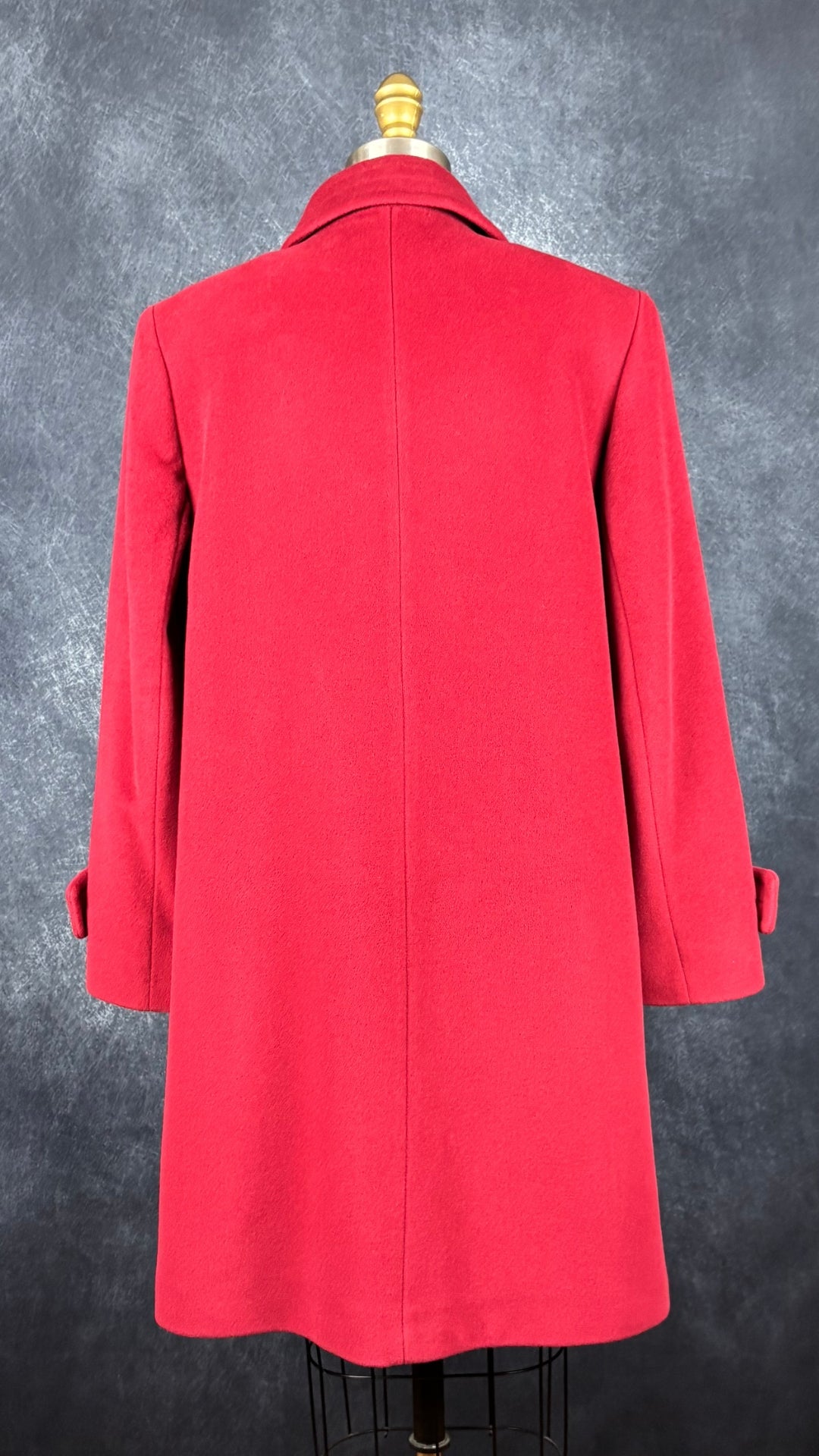 Manteau rouge mi-long en angora et laine d'agneau Mallia, taille 8 (s/m). Vue de dos.