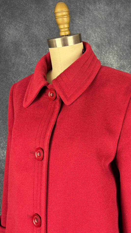 Manteau rouge mi-long en angora et laine d'agneau Mallia, taille 8 (s/m). Vue de l'encolure.