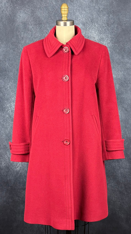 Manteau rouge mi-long en angora et laine d'agneau Mallia, taille 8 (s/m). Vue de face.