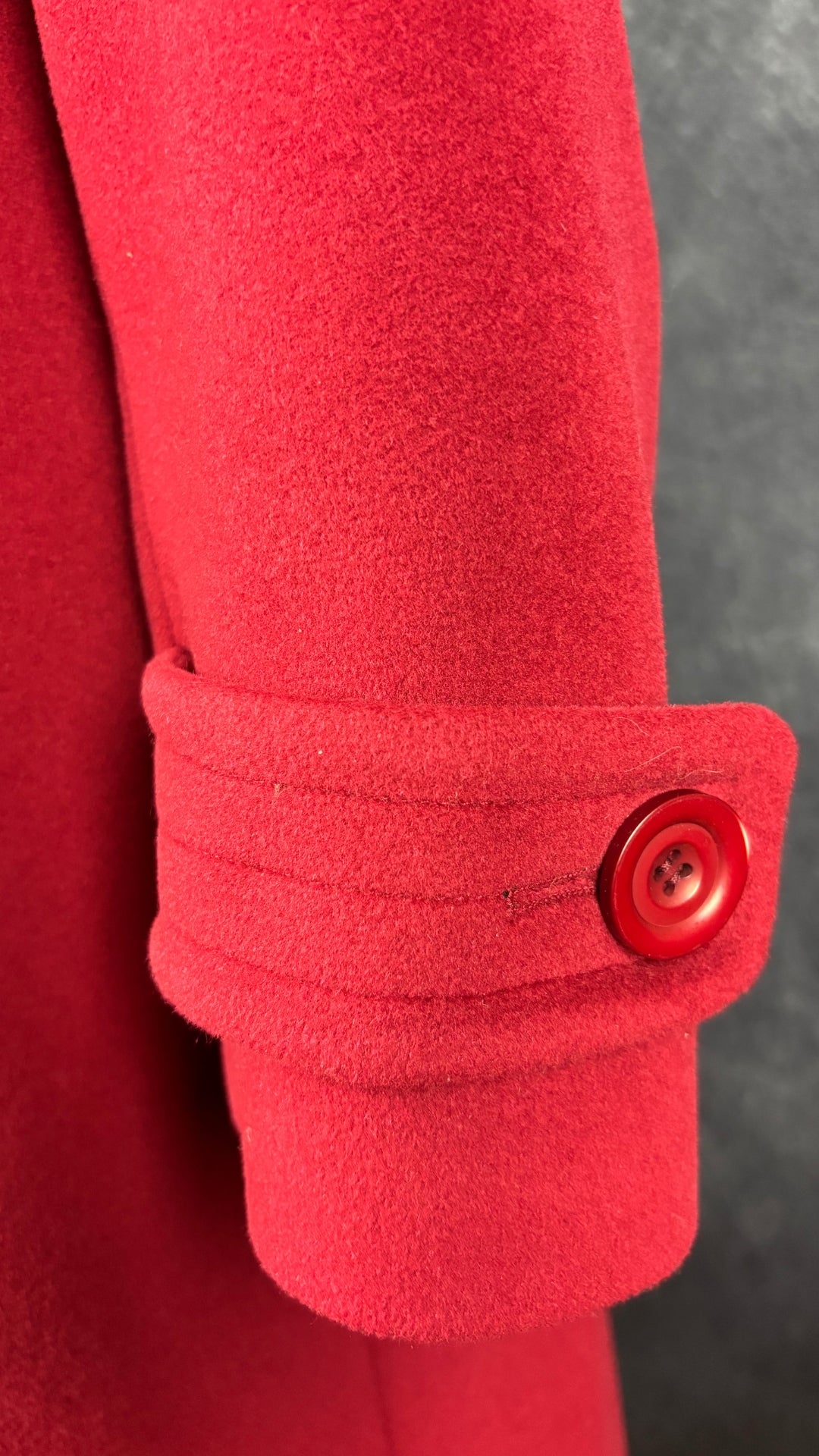 Manteau rouge mi-long en angora et laine d'agneau Mallia, taille 8 (s/m). Vue de près de l'ourlet de la manche avec sangle et bouton.