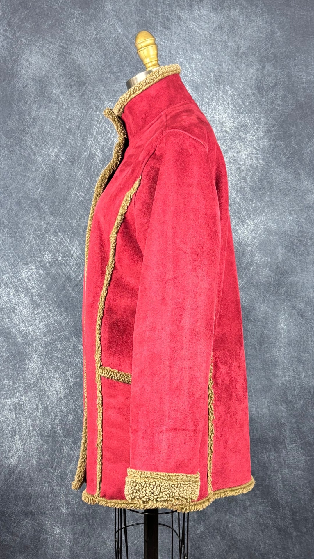 Manteau rouge style suède avec doublure en sherpa taupe L.L.Bean, taille small. Vue de côté.