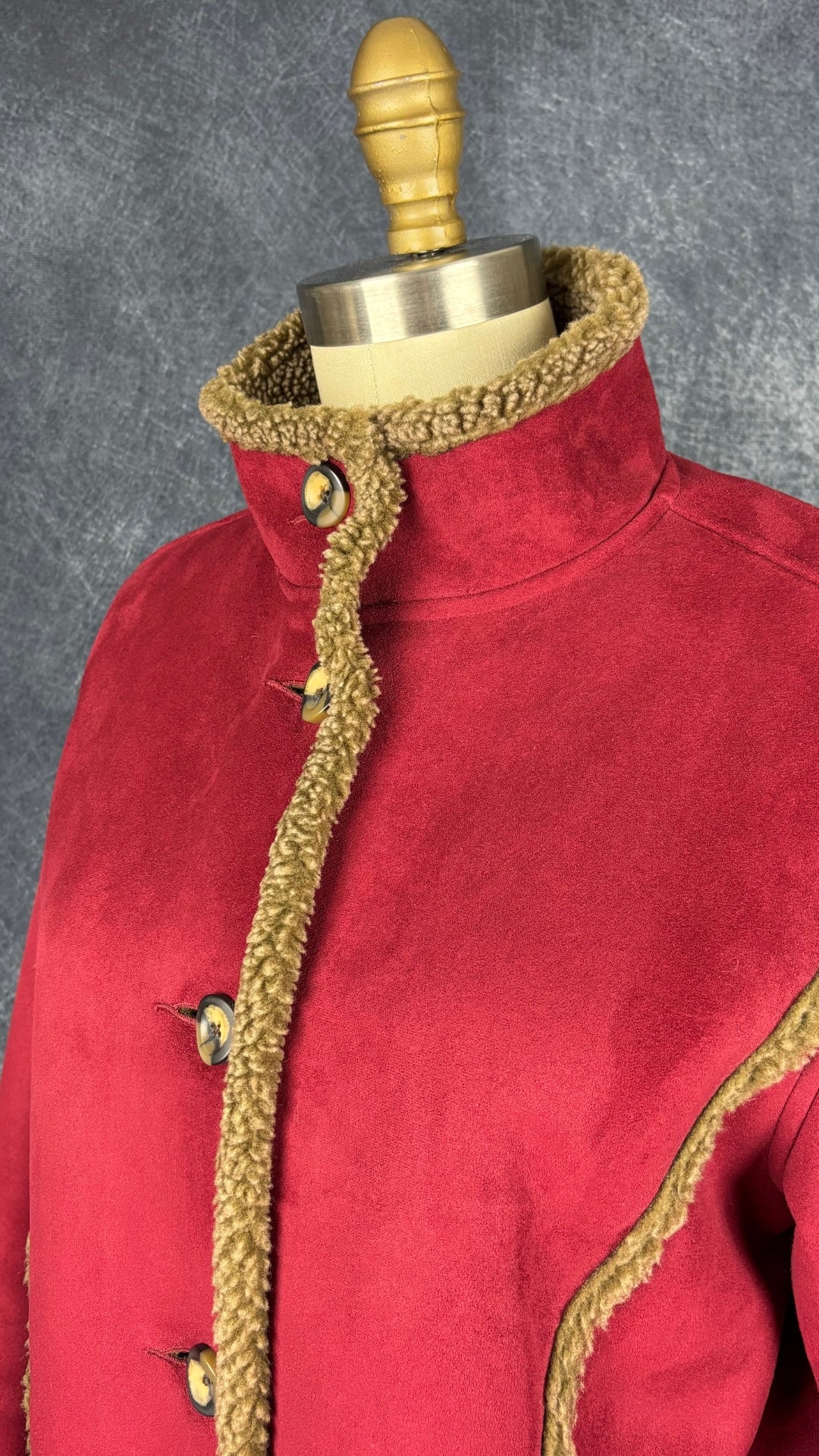 Manteau rouge style suède avec doublure en sherpa taupe L.L.Bean, taille small. Vue de l'encolure, fermée.