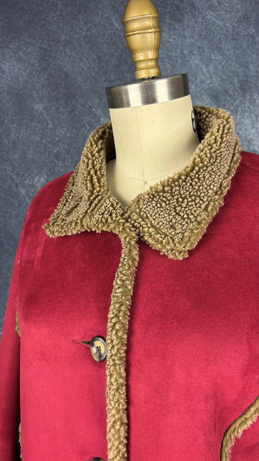 Manteau rouge style suède avec doublure en sherpa taupe L.L.Bean, taille small. Vue de l'encolure, ouverte.
