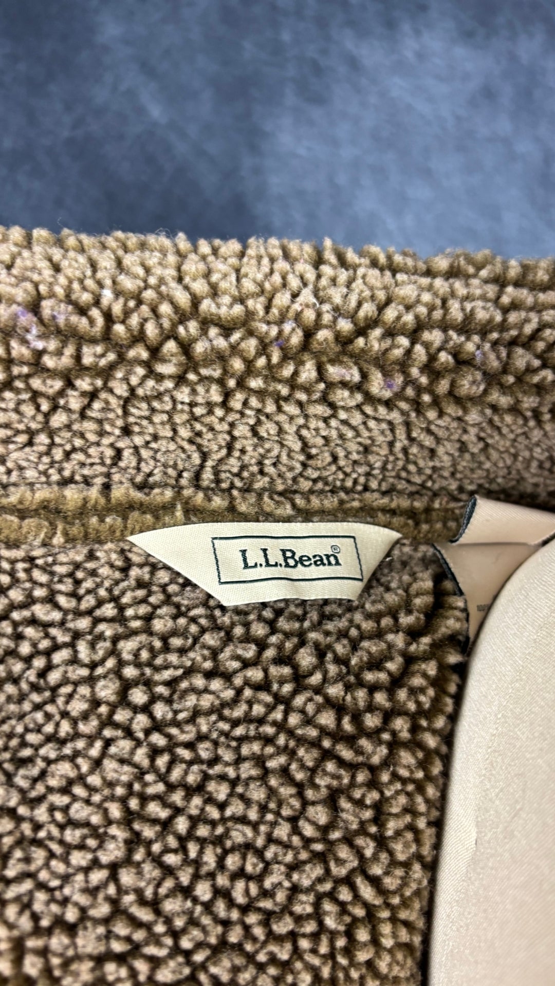 Manteau rouge style suède avec doublure en sherpa taupe L.L.Bean, taille small. Vue de l'étiquette.