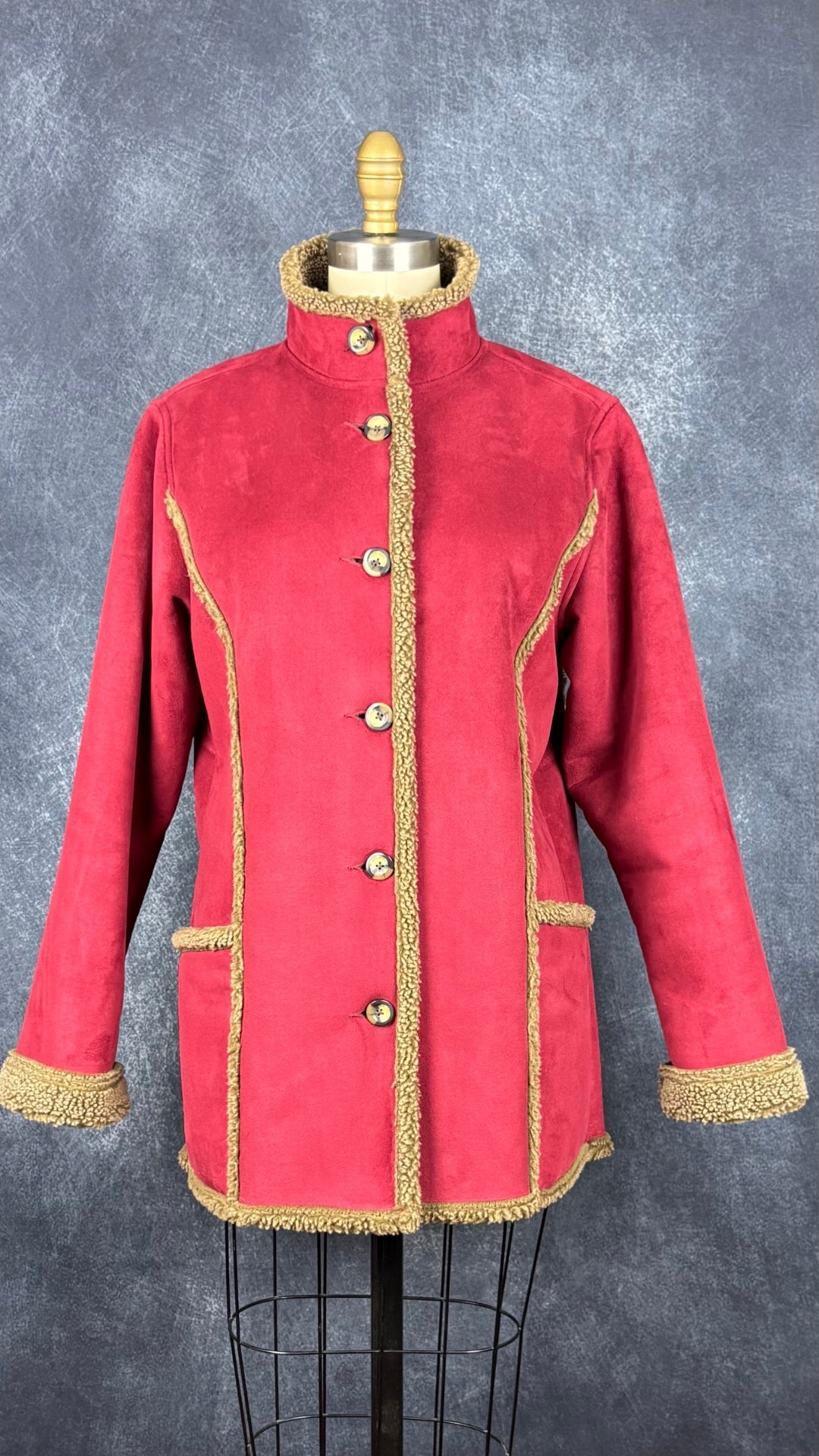 Manteau rouge style suède avec doublure en sherpa taupe L.L.Bean, taille small. Vue de face.