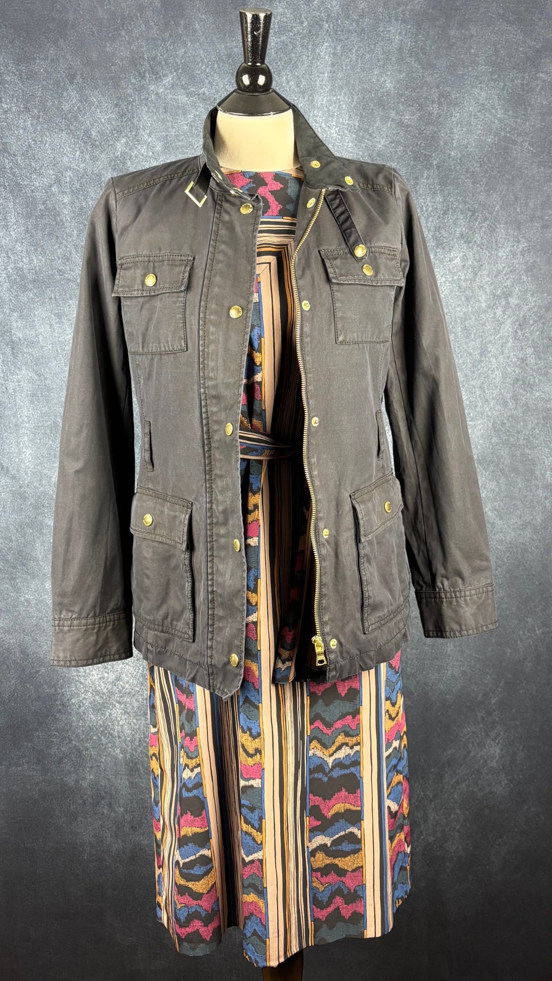 Manteau style travail ou barn jacket gris usé, Banana Republic, taille small. Vue de l'agencement avec la robe vintage Maison Missy House.