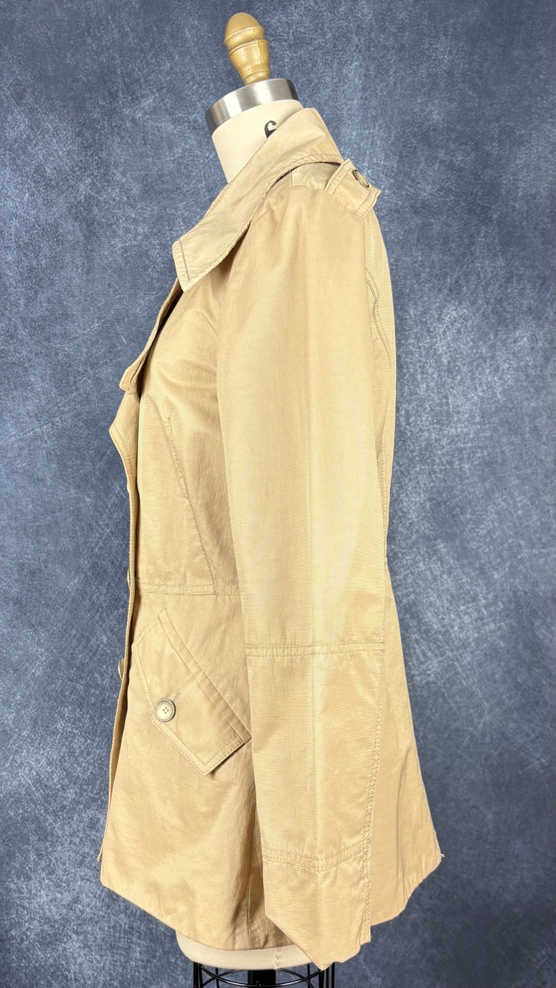 Manteau style trench beige doré Tuzzi, taille 8 (s/m). Vue de côté.