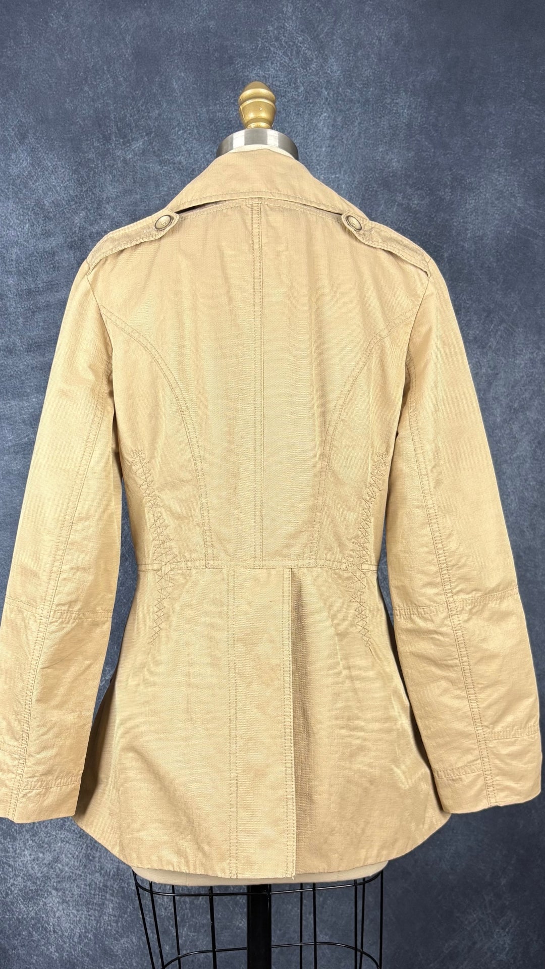 Manteau style trench beige doré Tuzzi, taille 8 (s/m). Vue de dos.