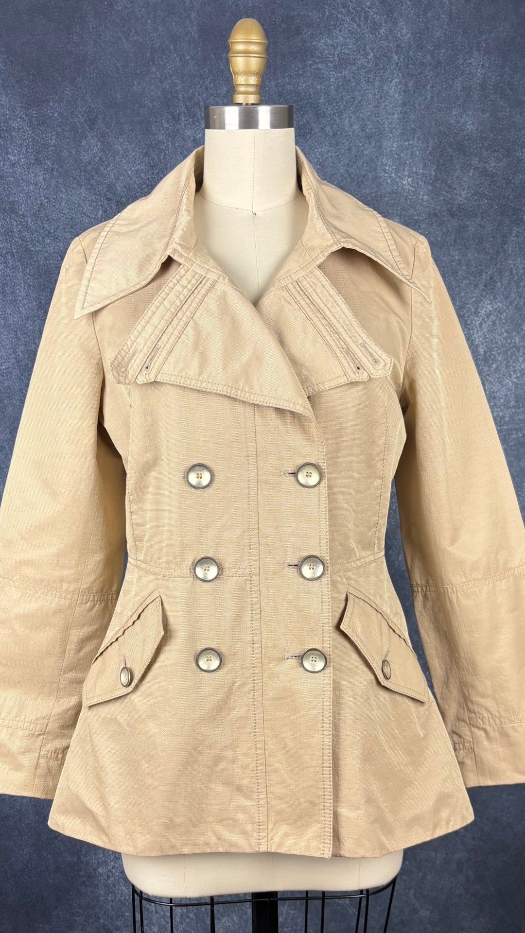 Manteau style trench beige doré Tuzzi, taille 8 (s/m). Vue de face.