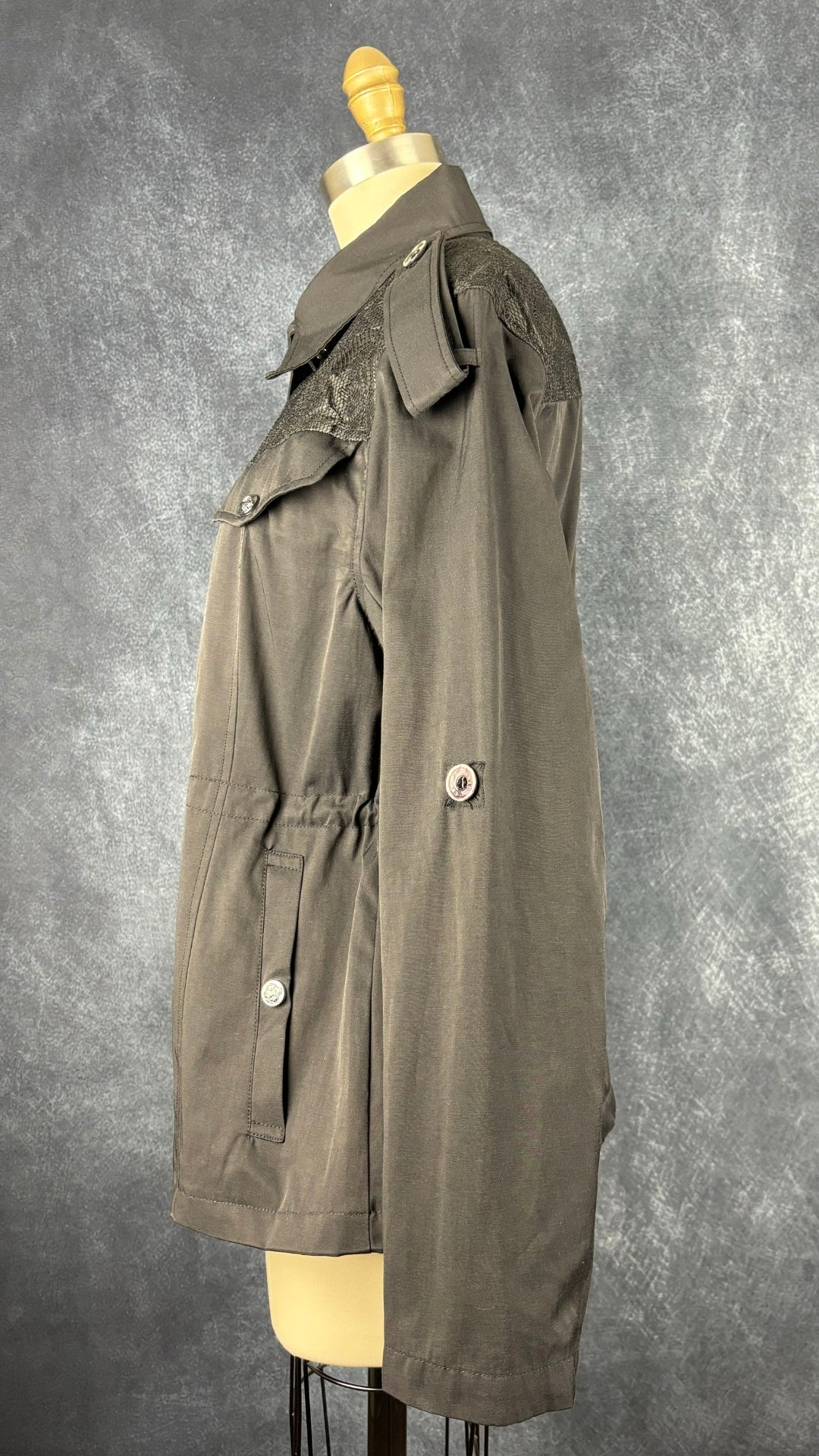 Manteau noir style trench avec insertion de dentelle Nanette Lepore, taille large (medium). Vue de côté.