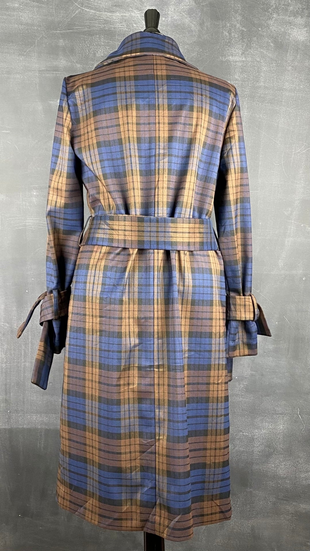 Manteau style trench fluide à carreaux mi-long Maison Cinqcent, taille small. Vue de dos.