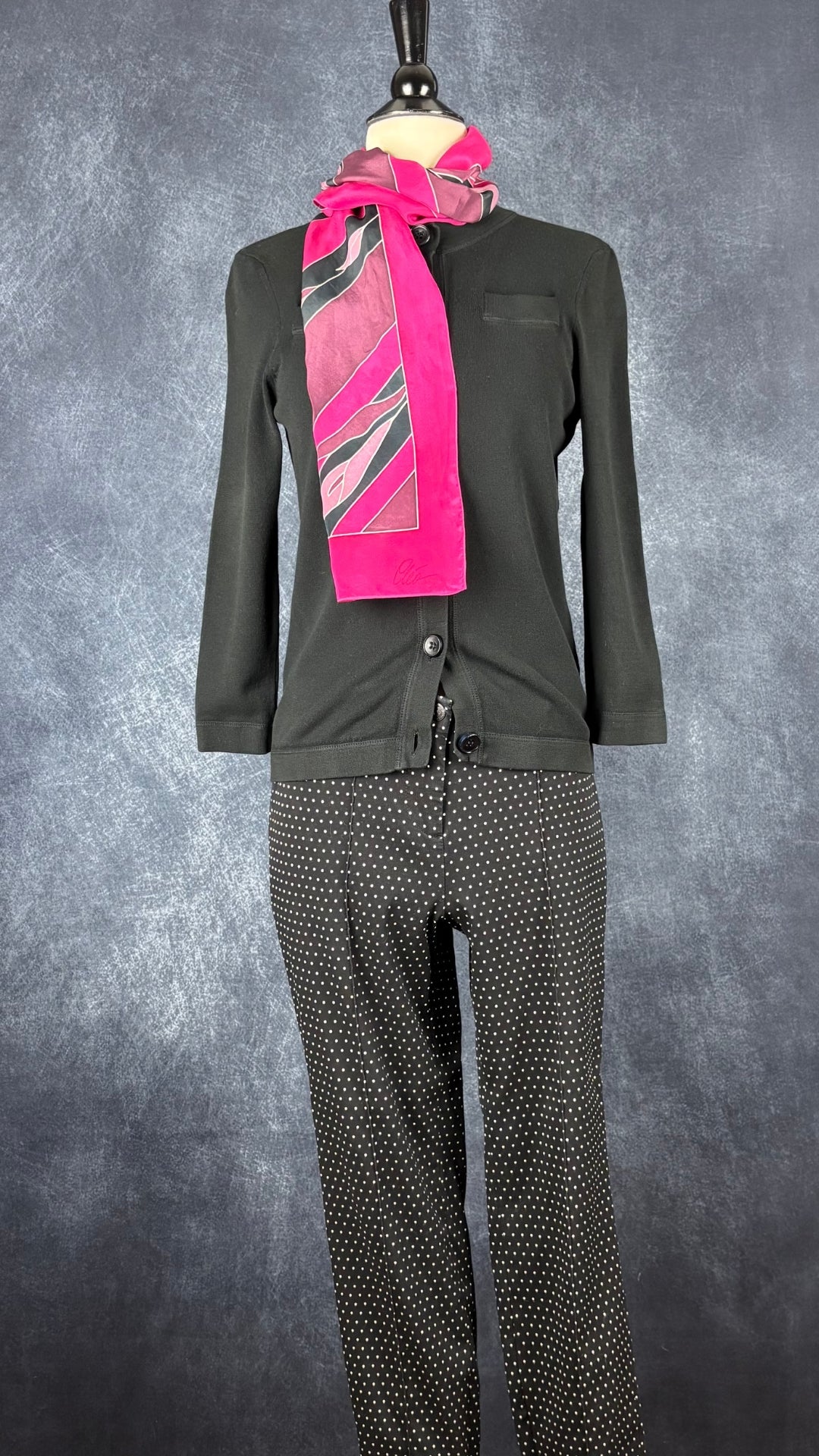 Pantalon ajusté extensible à pois Cambio, taille estimée à small. Vue de l'agencement avec le cardigan noir Teenflo et le foulard à motifs fuchsia.