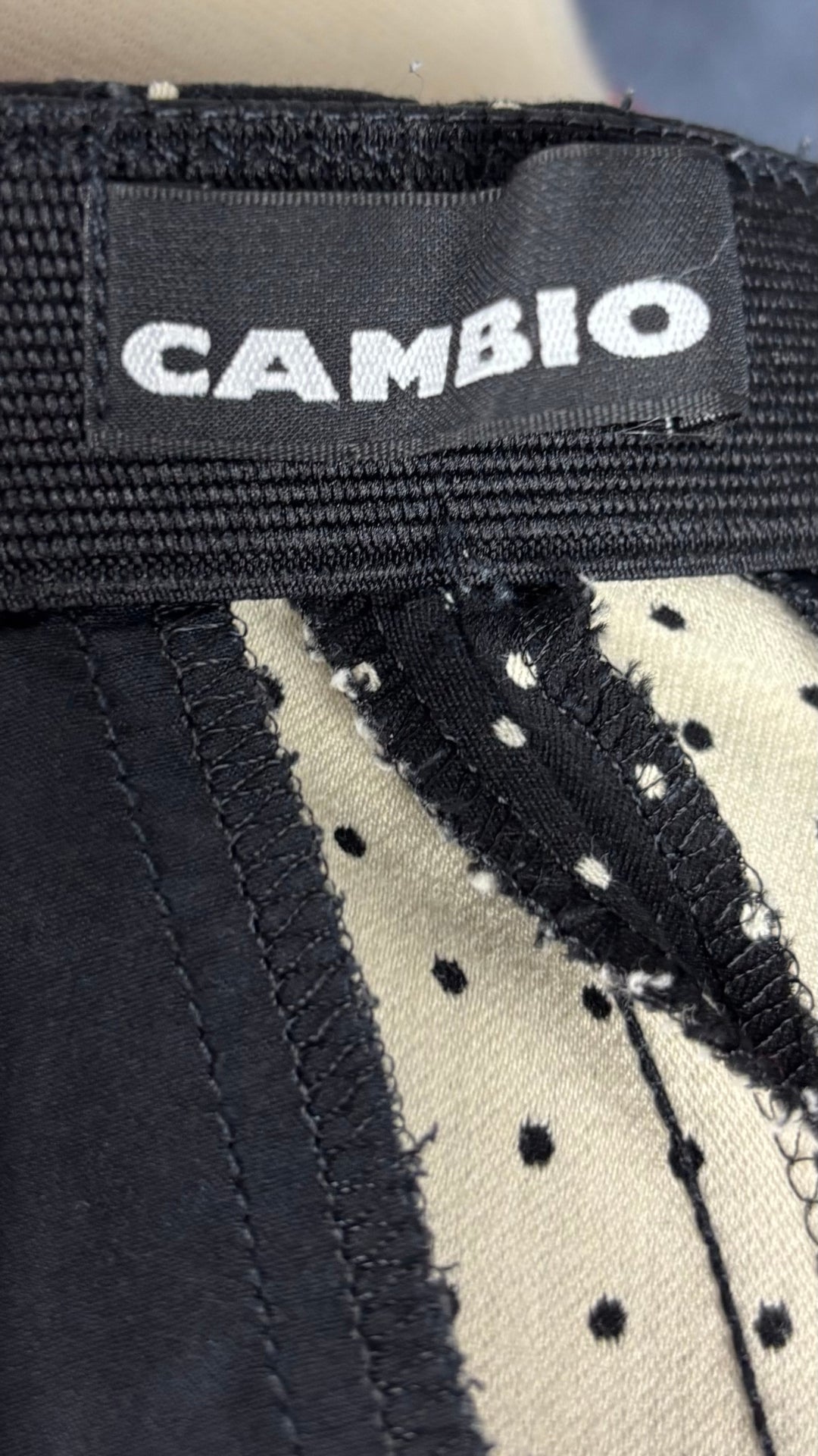 Pantalon ajusté extensible à pois Cambio, taille estimée à small. Vue de l'étiquette.