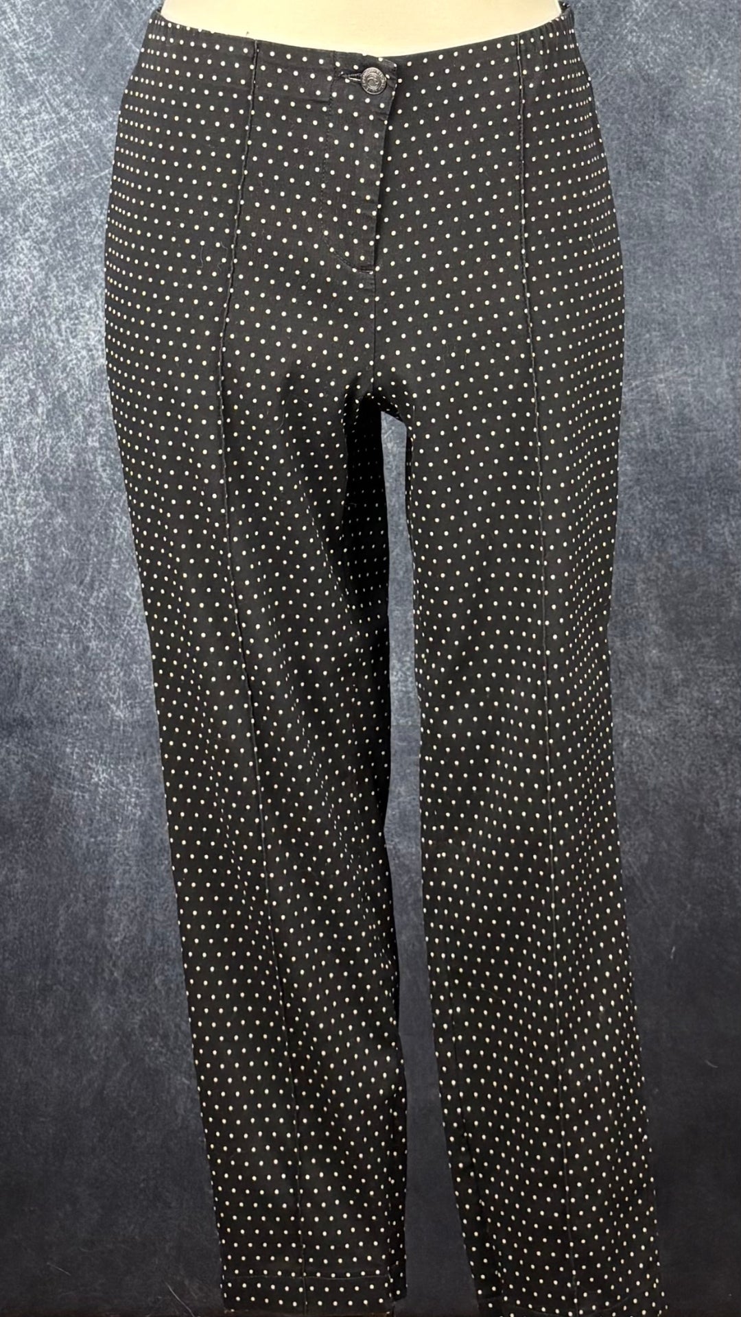 Pantalon ajusté extensible à pois Cambio, taille estimée à small. Vue de face, sur le mannequin.
