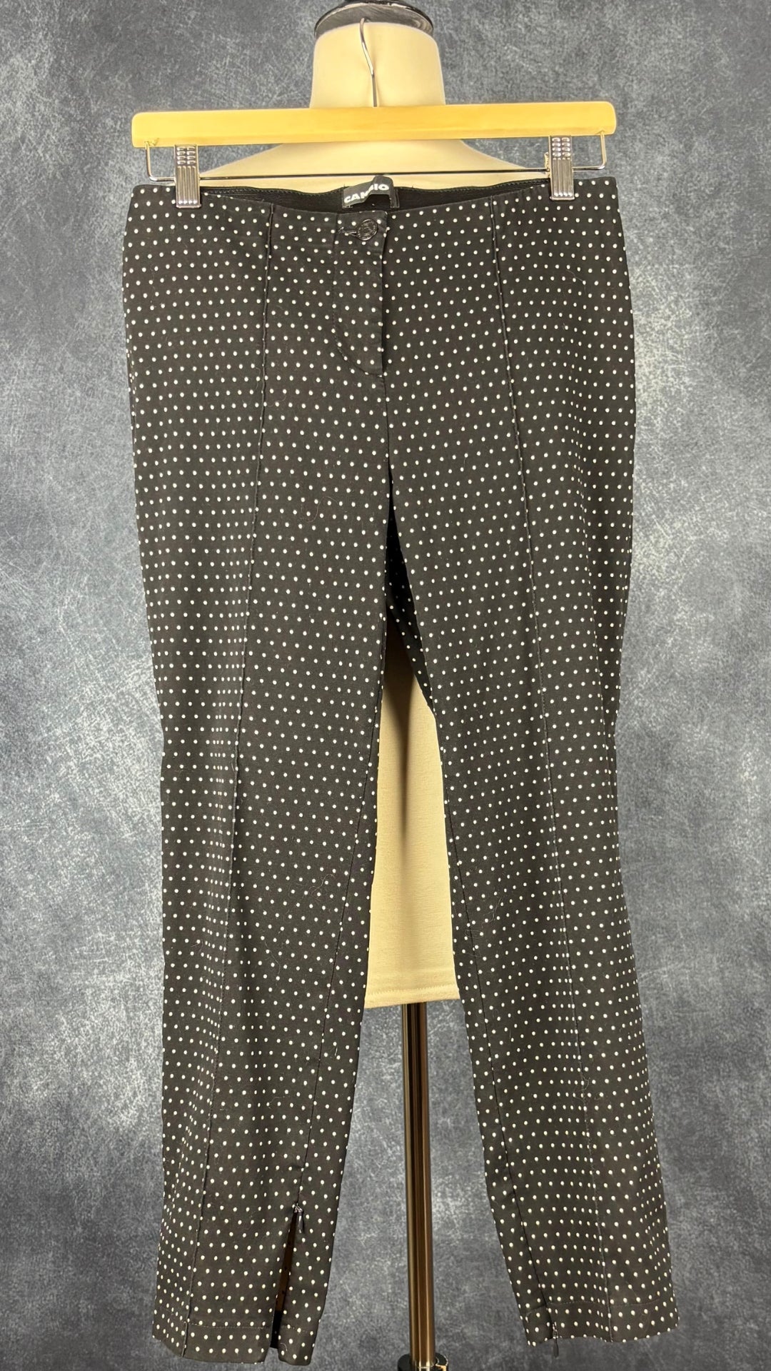Pantalon ajusté extensible à pois Cambio, taille estimée à small. Vue de face, sur cintre.